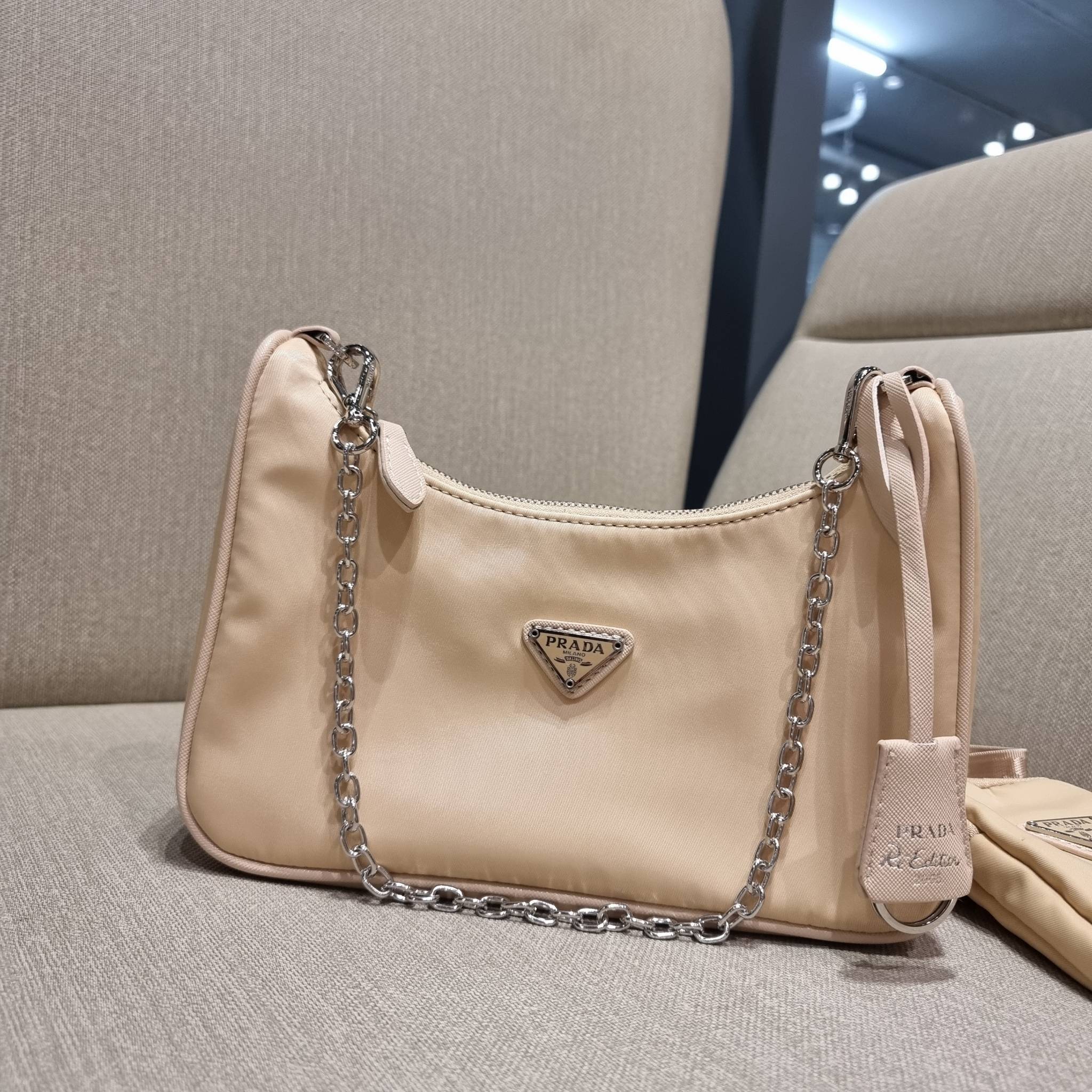 VIP 🥂 PRADA RE-EDITION 2005 RE-NYLON SHOULDER BAG ไอเท็มสุดปัง ที่ฮิตตลอดกาลไม่ว่าจะปีไหนๆ จัดให้ครบทั้งสีขายดีและสีใหม่ล่าสุด ที่สายคุณหนูห้ามพลาด!! กับกระเป๋าสะพายทรงคลาสสิค เหมาะเป็น everyday bag มากๆ วัสดุผ้าไนล่อนคุณภาพ พร้อมใบลูก ไว้ใส่เหรีย