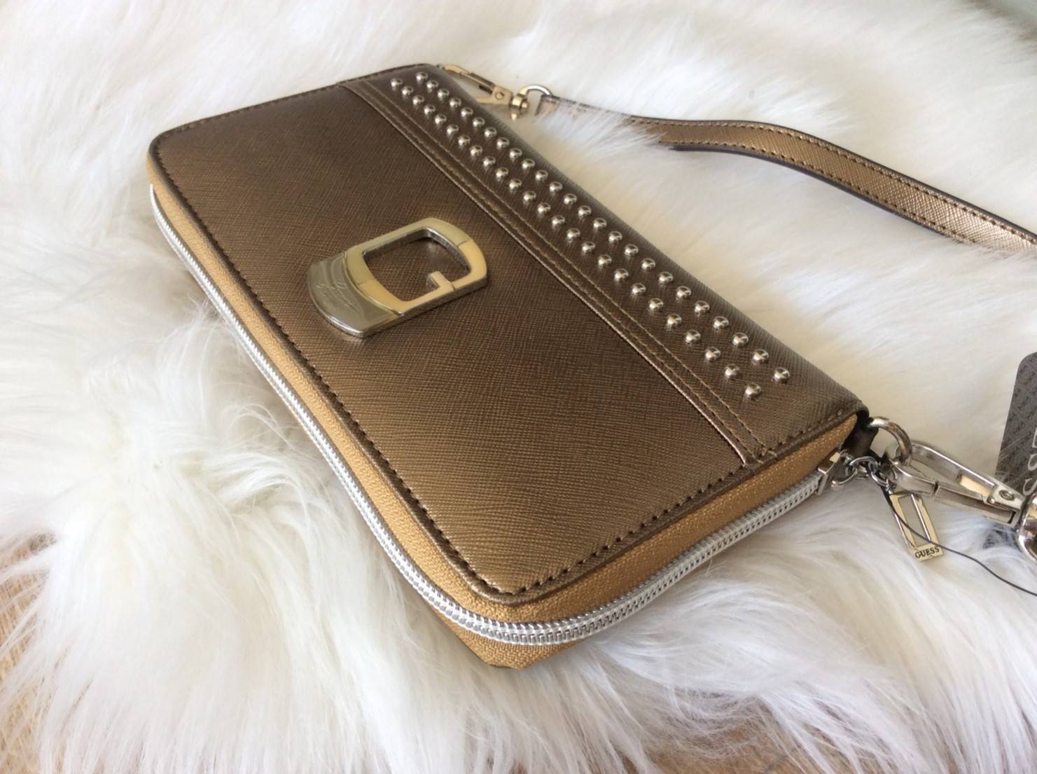 GUESS FACTORY WOMEN'S SAFFIANO LONG WALLET กระเป๋าสตางค์ใบยาวพร้อมสายคล้องมือวัสดุหนัง Saffiano สไตล์ PRADA สวยหรูอยู่ทรง ด้านหน้าประดับโลโก้แบรนด์และแต่งหมุดสุดชิคสวยน่าใช้ ภายในมีช่องใส่แบงก์ ช่องซิป และช่องใส่บัตรหลายช่อง สามารถใส่มือถือ iphone8+ 