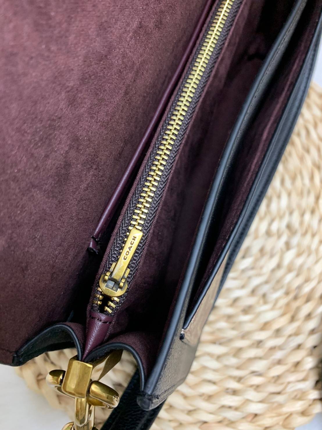 COACH TABBY SHOULDER BAG 26 พร้อมส่งที่ไทยอีกครั้งค่ะ!! กระเป๋าหิ้ว//คล้องไหล่//สะพายข้างได้ สุดคุ้ม! หนังแท้เรียบคลาสสิคเพิ่มความหรูเข้ามาค่ะ ด้านหน้ามีอะไหล่แบรนด์ตัวใหญ่โดดเด่น เปิดปิดกระเป๋าแบบกระดุมแม่เหล็ก ภายในมีช่องหลักใส่ของ2ช่อง;สามารถใส่กระเป๋า