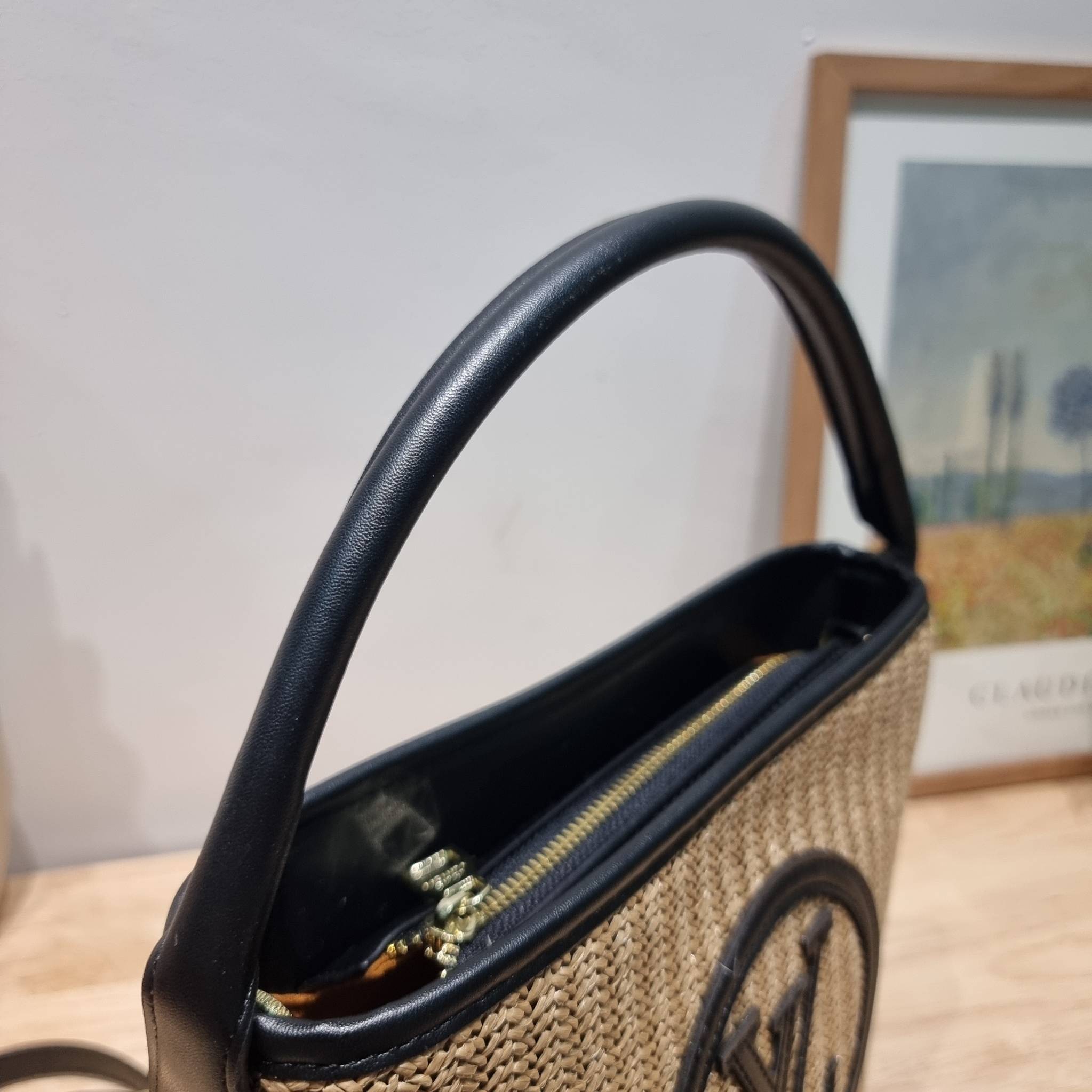 LV PETIT BUCKET BAG ไอเท็มเอ็กซ์คลูซีพจัดมาให้สาวๆโดยเฉพาะ!! กับกระเป๋าสะพายรุ่นลิมิเต็ดหายาก รูปทรงสวยงามสานเต็มใบ และยังโดดเด่นด้วยโลโก้