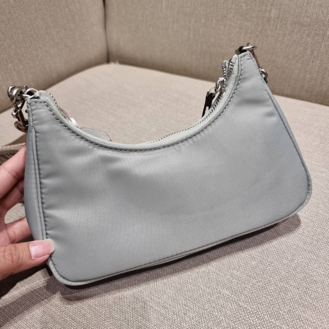 TORY BURCH MERCER NYLON SMALL SHOULDER BAG ใหม่ก่อนใคร!! กับคอลหวานๆ สดใสๆ กระเป๋าสะพายทรงโฮโบ ขนาดกะทัดรัด ฟังก์ชั่นการใช้งานจัดแบบเต็มที่ ด้วยสายสะพายถึง 3 เส้น สายโซ่คล้องแขน สายหนังแบบสั้นคล้องไหล่ และสายสปอร์ตเส้นใหญ่ ดูดี!! คุ่มแค่ไหนคิดดู!! วัสดุผ้