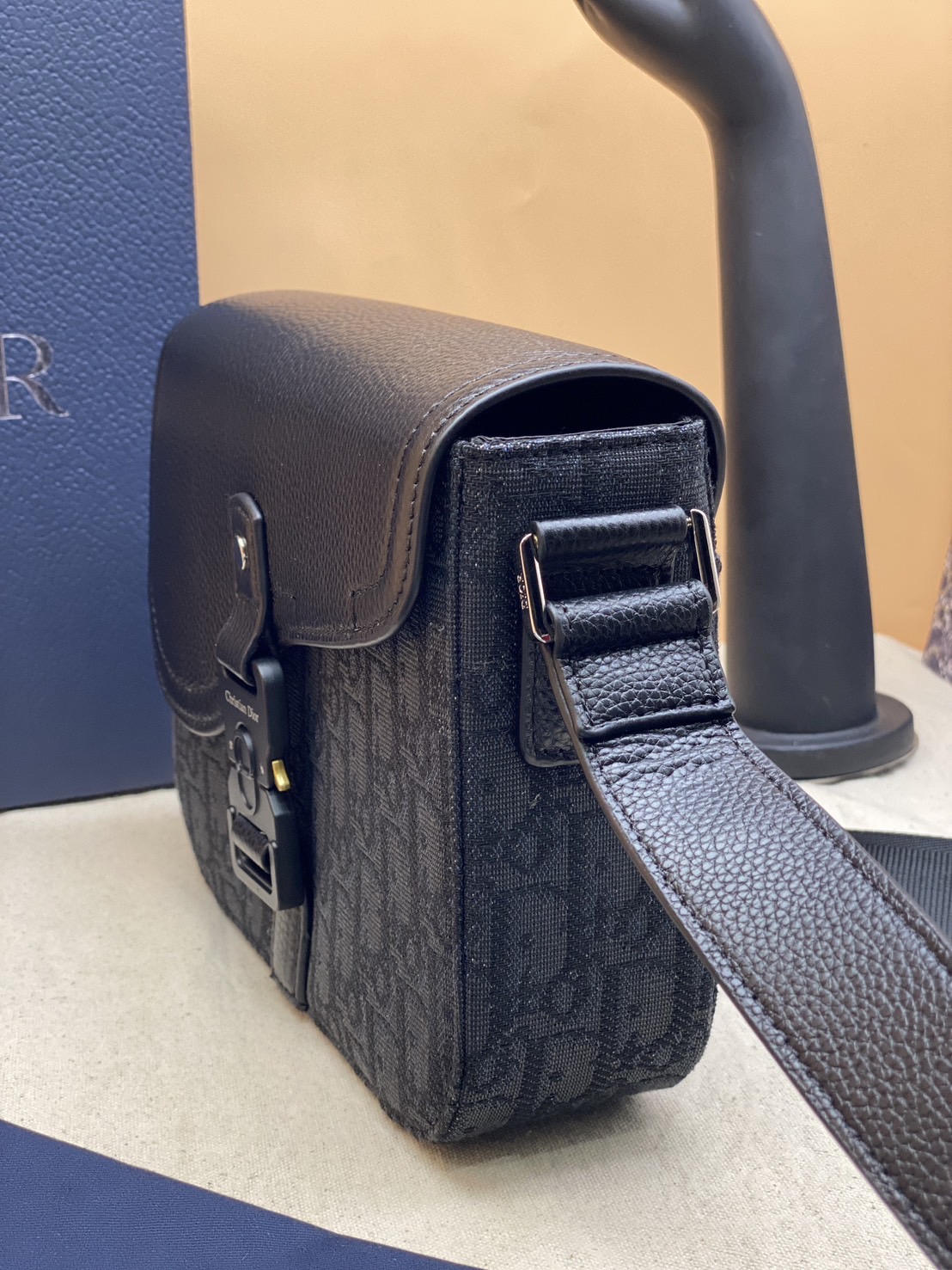 DIOR Small Saddle Messenger Bag with Flap กระเป๋าทรงแมสเซ็นเจอร์รุ่นฮิต เกรดออริ สลับแท้ 1:1 ใช้ต่างประเทศได้