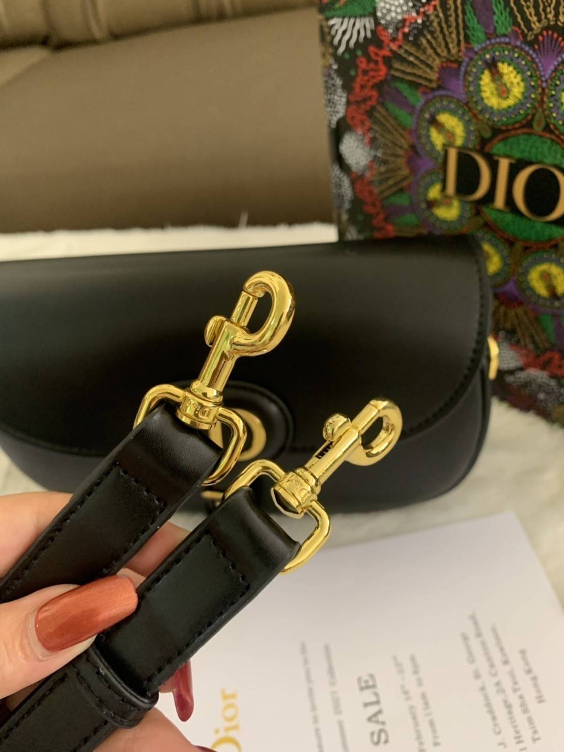 DIOR BOBBY EAST-WEST BAG (GWP) พรีเมี่ยมกิ้ฟ Limited Edition กระเป๋าสะพายขนาดกระทัดรัด น่ารักมากมาย วัสดุหนังแท้ (Calfskin) อะไหล่ทอง ตกแต่งด้านหน้ากระเป๋าแบบหัวเข็มขัด ประดับโลโก้ CD ด้านหลังสกรีนตัวอักษร "30 MONTAIGNE" มีช่องสำหรับเก็บของหนึ่ง