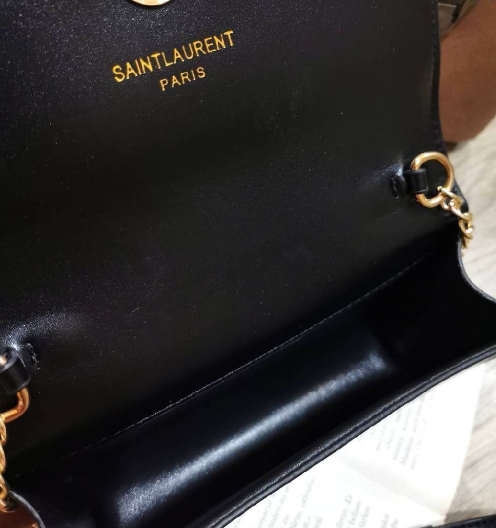 VIP 】YVES SAINT LAURENT YSL BAG VIP GIFT WITH PURCHASE GWP พรีเมี่ยมกิ้ฟ Limited จาก YSL DUTY FREE COUNTER ดีไซน์ทรงสี่เหลี่ยมหนังเรียบสวยอยู่ทรงเปิดปิดด้วยฝาปิดกระดุมด้านหน้าประดับโลโก้แบรนด์อะไหล่ทองพร้อมโซ่ห้อยฟรุ้งฟริ้ง ภายในโล่งสามารถใส่มือถือ กระเป๋
