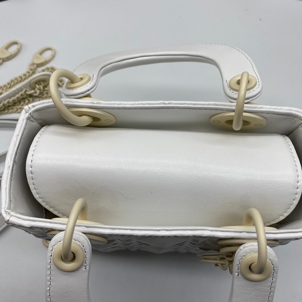 หนังแท้ DIOR LADY BAG 17cm ไซส์เล็กขนาดกำลังน่ารักเลยค่ะ งานออริหนังแท้ทั้งใบปั้มลายรุ่นใหม่ล่าสุด ความสง่างามอีกหนึ่งรุ่นของ Dior รูปทรงสีเหลียม ขนาดกระทัดรัด ตั้งอยู่ทรง ฐานกระเป๋าแข็งแรง มีหมุดรองฐาน ดีไซน์ที่มีเอกลักษณ์เฉพาะตัว ด้านหน้าตกแต่งด้วยตัวอั