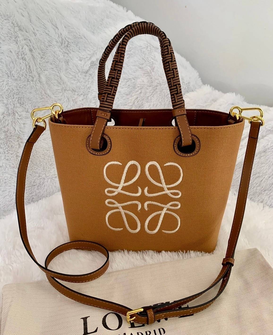 Loewe Anagram leather canvas tote bag / Loewe Tote Bag กระเป๋าโท้ทน้องใหม่ วัสดุทำจากหนังแคนวาส ใช้งานทนทาน ออกแบบมีสายสะพายไหล่และหูหิ้ว เรียกว่าใช้งานได้แบบ 2 in1 งานสวยล้ำ ไม่ซ้ำใคร ปักโลโก้ Anagram ที่ด้านหน้า เปิด-ปิดด้านบนด้วยเชือกผูก ด้านในมีช่องสำ