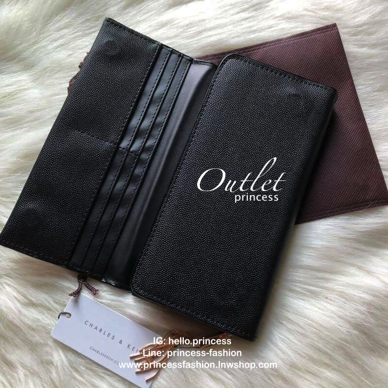 CHARLES & KEITH LONG WALLET กระเป๋าสตางค์ใบยาวแบบ 2 พับ หนังคาเวียร์ อะไหล่สีทอง และพู่สวยหรูมากค่ะด้านหน้าปั้มโลโก้แบรนด์ เปิดปิดด้วยฝาปิด ภายในมี1ช่องซิปแชะช่องเก็บบัตรหลายช่องใช้งานใส่ช่องใส่ธนบัตร แยกเป็นสัดส่วน ใบนี้สุดคุ้มเลยค่า