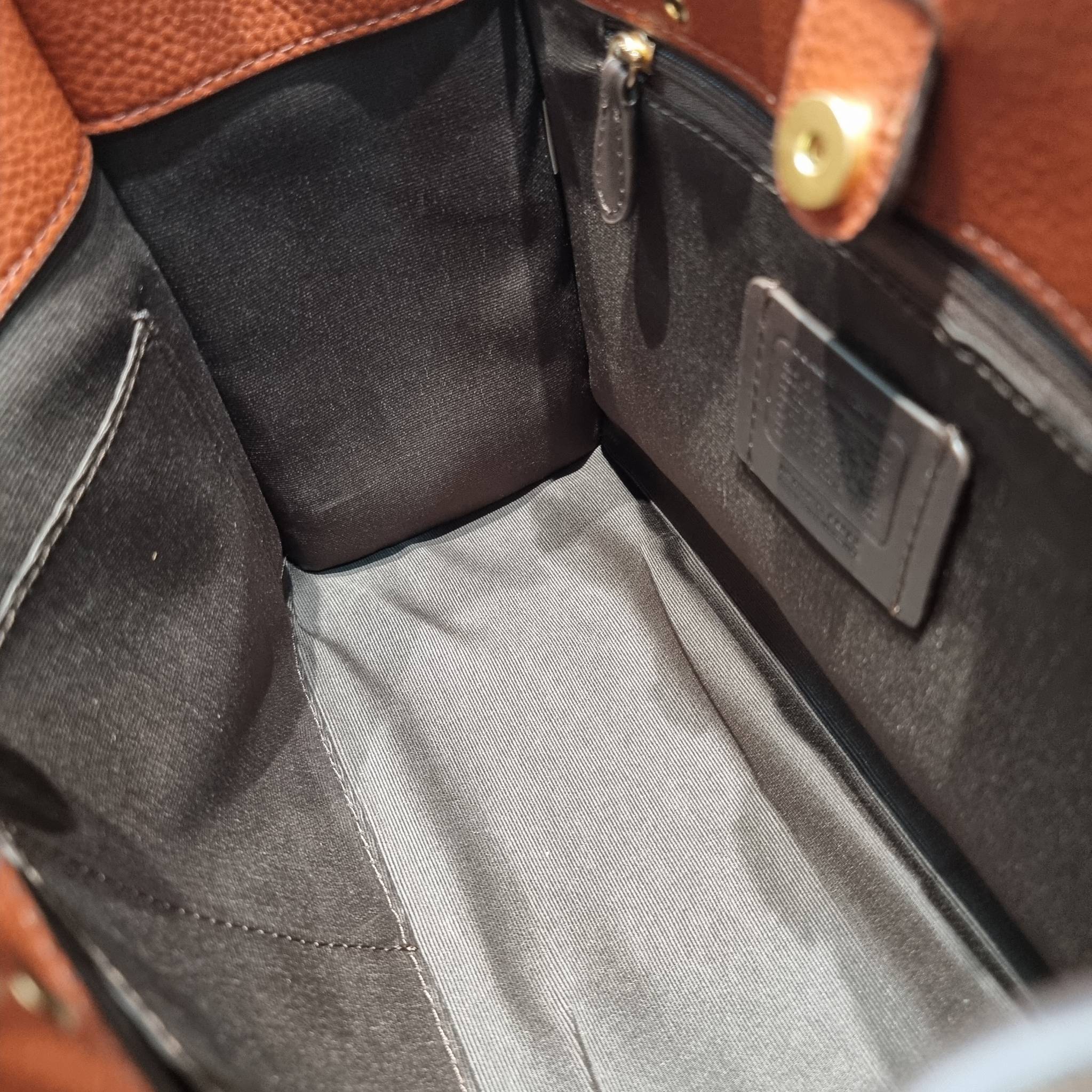 Coach X Peanuts Dempsey Carryall In Signature Canvas With Snoopy Woodstock Print CE862 คอลเลคชั่นใหม่ น่ารักเกินต้านไปมาก!! กับกระเป๋าทรงโท้ท ไซส์ใหญ่ ดีไซน์ลวดลายการ์ตูนยอดฮิต ที่ใครๆก็ต้องรู้จัก พิมพ์คมชัดลงบนหนังแคนวาส ตัดสลับด้วยหนัง pepble เพิ่มดีเทล