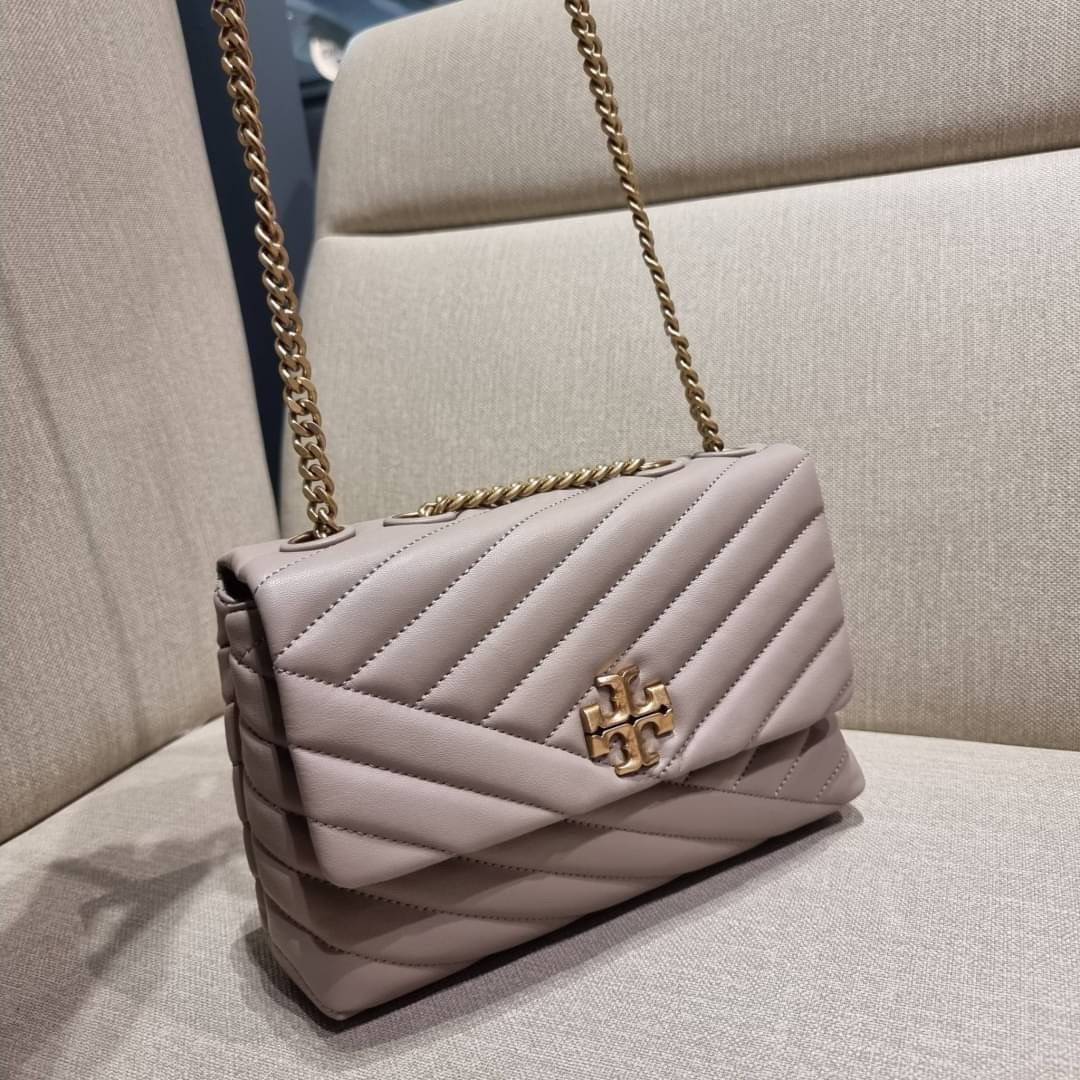 TORY BURCH KIRA CHEVRON CONVERTIBLE SHOULDER BAG (SMALL / MEDIUM) กระเป๋าสะพายรุ่นยอดฮิต ไซส์คลาสสิค ที่ใช้ยังไงก็ดูหรู ดีไซน์เฉพาะตัว วัสดุหนังแกะ สัมผัสนิ่ม เปิด-ปิดด้วยกระดุมแม่เหล็ก ภายในเป็นช่องโล่ง ใส่กระเป๋าสตางค์ มือถือ เครื่องสำอางค์ พาวเวอร์แบงค