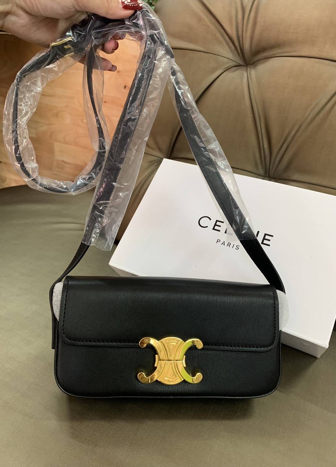CELINE TRIOMPHE SHOULDER BAG VIP GIFT WITH PURCHASE-GWP พรีเมี่ยมกิ๊ฟ Limited Edition จาก CELINE PERFUME DUTY FREE COUNTER วัสดุหนังแกะสังเคราะห์เรียบ ดีไซน์ยอดนิยมสไตล์สาว LISA ทรงเหลี่ยมสวยหรูอยู่ทรง