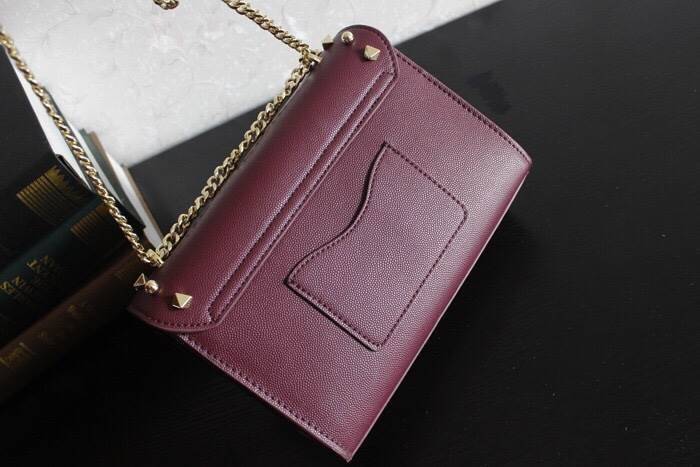 CHARLES & KEITH Stud Detail Clutch กระเป๋าสะพายคอลเลคชั่นใหม่ล่าสุดวัสดุหนังคาเวียร์สวยอยู่ทรง ตัวกระเป๋าประดับด้วยหมุดสีทองสวยเก๋ขนาดกำลังดีน้ำหนักเบา เปิดปิดด้วยฝาปิดตัวล๊อคปั้มโลโก้ด้านหน้า ภายในมีช่องซิปและช่องใส่บัตร มาพร้อมสายสะพายโซ่ยาวสามารถซ้อนสา