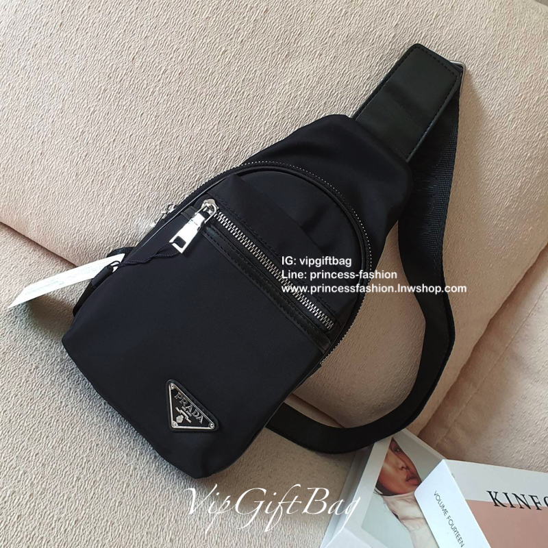 มาใหม่อีกหนึ่งรุ่น Prada เหมาะกับท่านชาย กับกระเป๋าคาดอก ทรงสวย ทรงฮิต วัสดุผ้า NYLON คุณภาพดี กันน้ำ100% ใส่ของได้หลากหลาย ตัวกระเป๋าอะไหล่สีเงิน มาพร้อมซิปด้านหน้ากระเป๋า ใส่ของได้หลากหลาย เพิ่มลุคเท่ในวันชิลๆให้กับคุ ผู้ชายที่สุด จะซื้อใช้เองหรือเป็นขอ