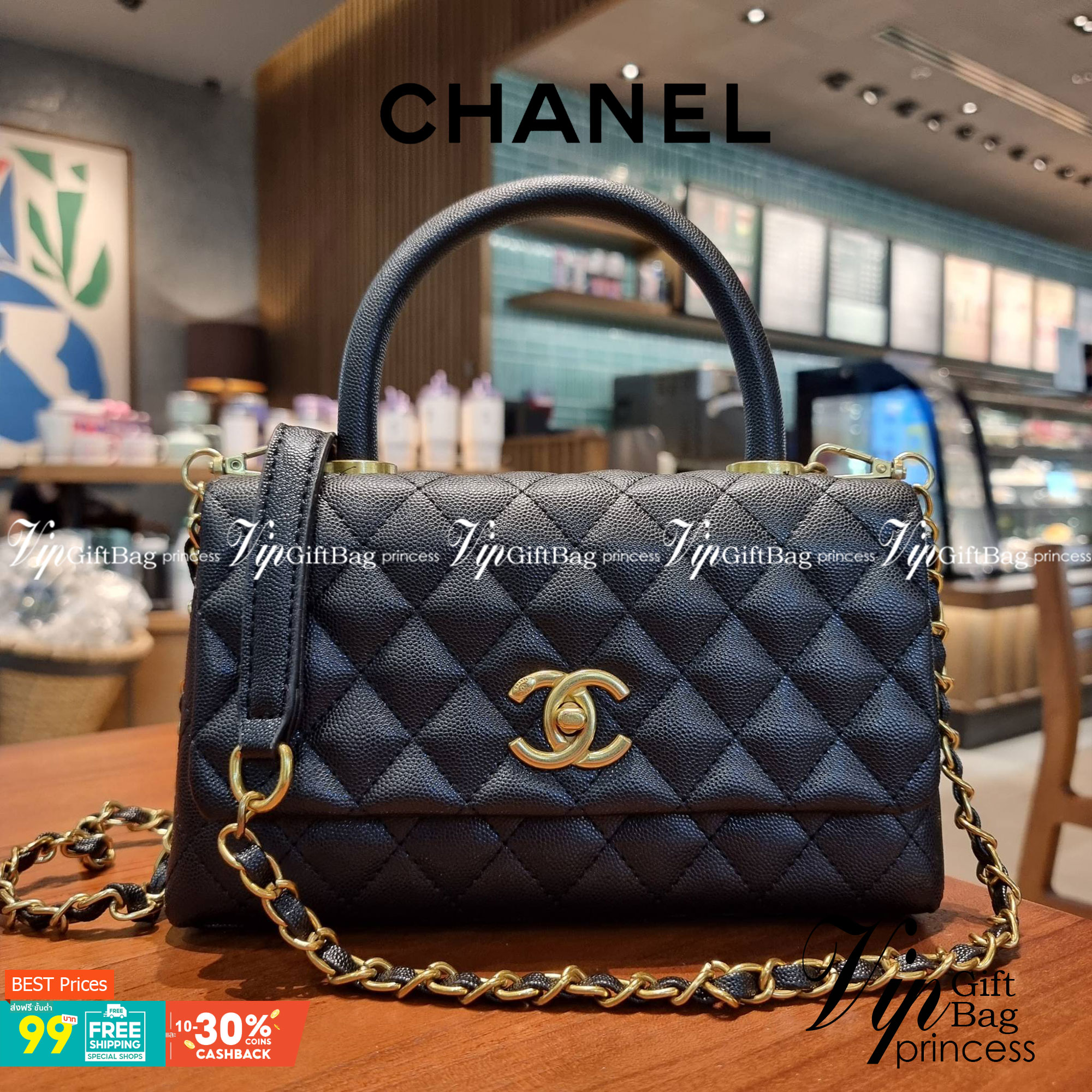 VIP 】รุ่นยอดฮิตตลอดกาล ไซส์กำลังสวย!! จากแบรนด์ Chanel กระเป๋าถือ/สะพาย หนังลายคาเวียร์ โลโก้เด่นชัด เปิด-ปิดกระเป๋าด้วยตัวบิดล็อค อะไหล่สีทองหรู ทรงสวยผู้ดี ภายในกระเป๋ามีช่องโล่งกว้างจุของได้พอสมควร มีช่องซิปแบ่งสัดส่วน ด้านหลังมีช่องเก็บของจุกจิกอีก 1 