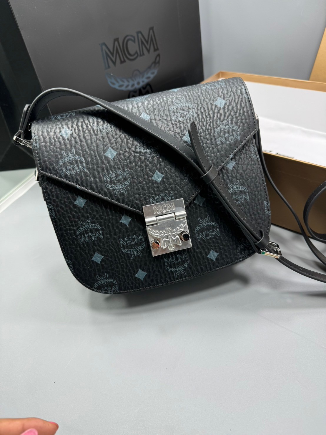 M.C.M PATRICIA SHOULDER BAG IN VISETOS กระเป๋าสะพายไหล่/ข้าง ดีไซน์ได้อย่างมีสไตล์ เกรดออริ สลับแท้ 1:1 ใช้งานต่างประเทศได้