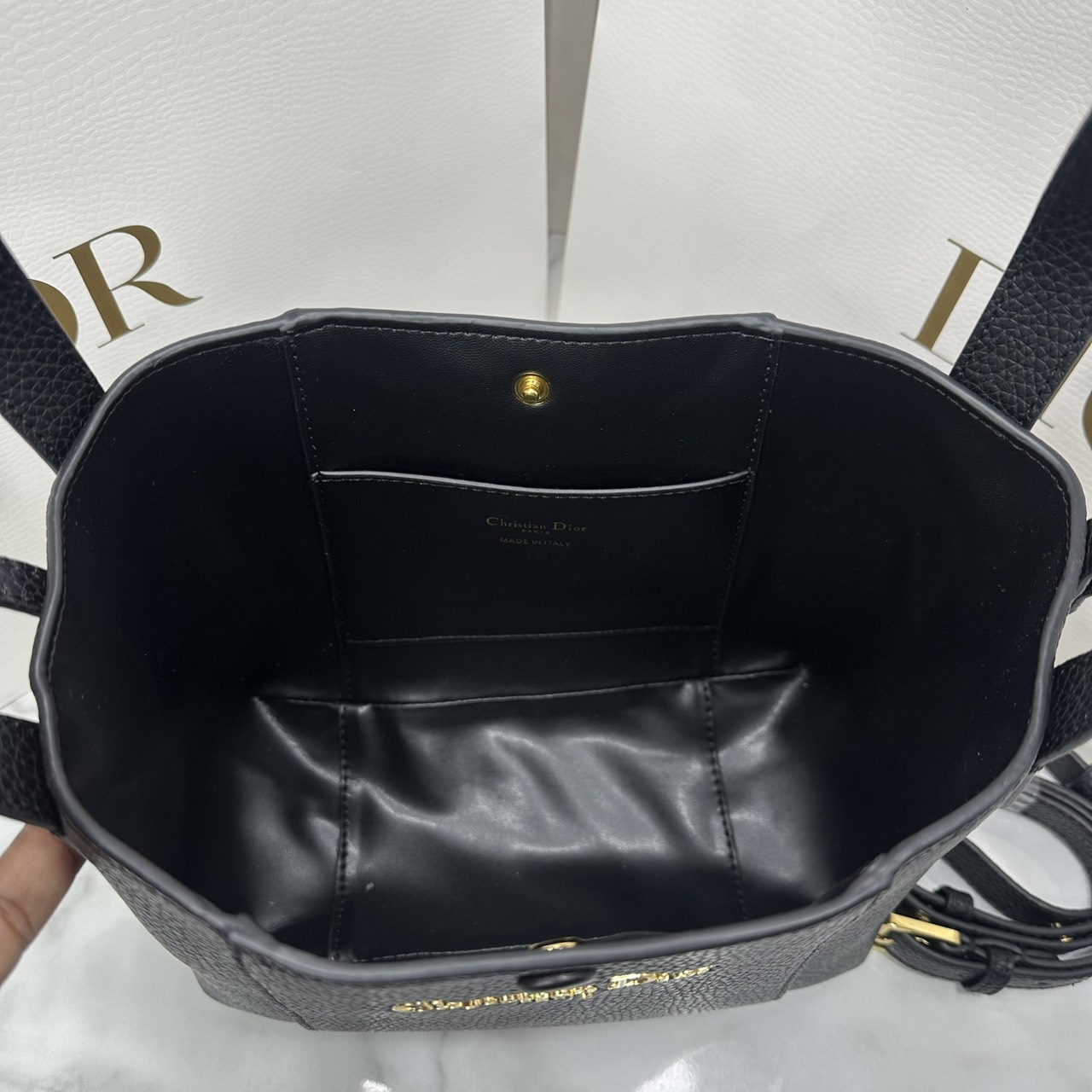 ORI หนังแท้ | DIOR Small Signature Bucket Bag / Dior bucket bag กระเป๋าทรงบัคเกตรุ่นใหม่ล่าสุด มาพร้อมกับการออกแบบที่โดดเด่น และสง่างาม เรียบหรูดูแพง มีรายละเอียดสุดวิจิตร