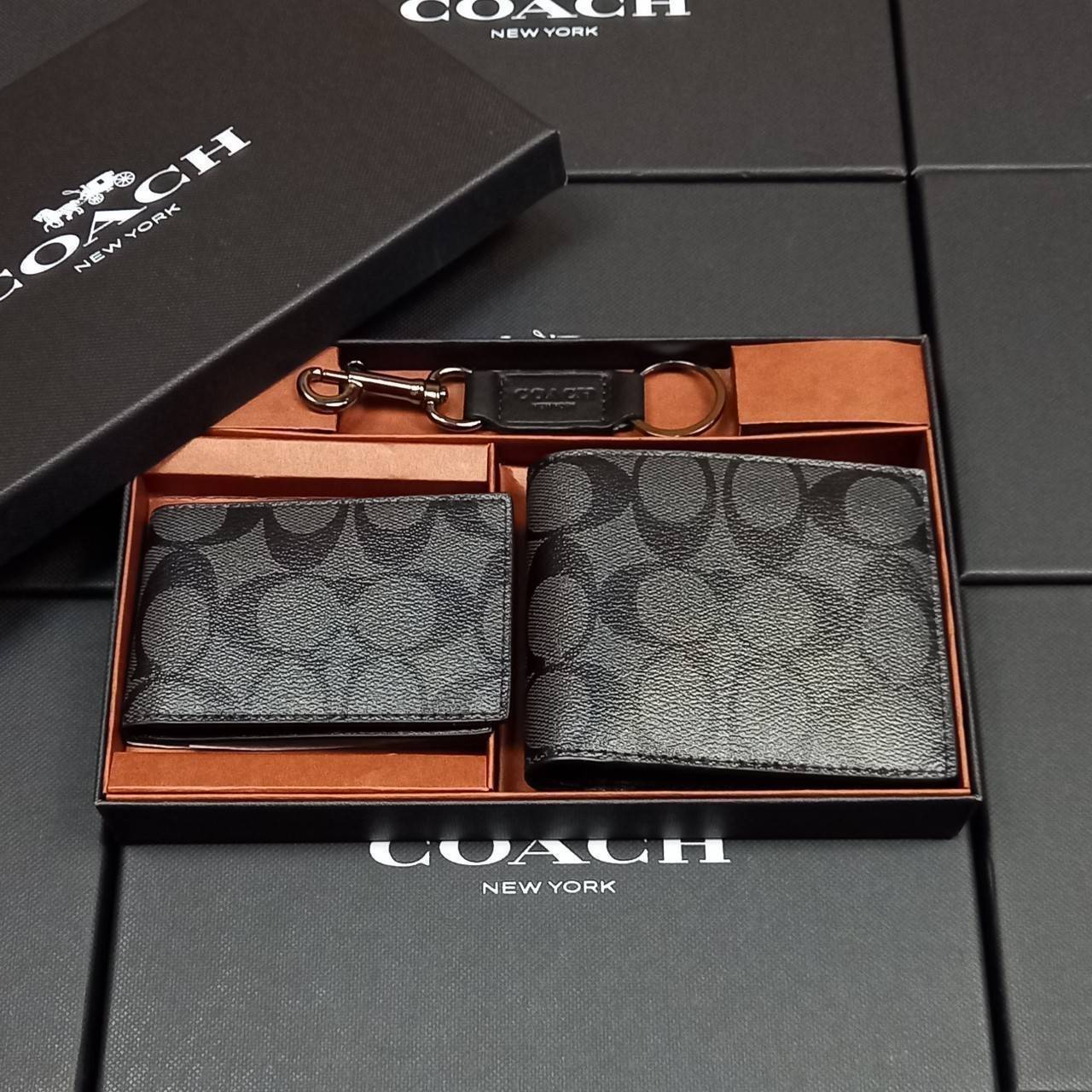 COACH COMPACT ID WALLET IN SIGNATURE WITH KEY FOB LIMITED BOX(COACH F74993)🍁กระเป๋าสตางค์ใบสั้น มาพร้อมใบลูกแบบแพ๊คคู่ +พวงกุญแจ//วัสดุหนังแคนวาสคุณเยี่ยมสลับหนังแท้ ทรงสวยคลาสสิคได้ใจใครหลายๆคนไปเรียบร้อย โดดเด่นลงตัวมาก ใส่บัตร ธนบัตร ครบมาก **เ