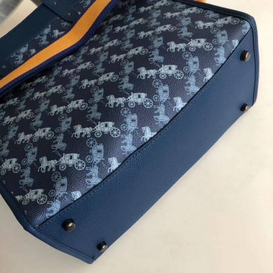 OUTLET 】Coach Field Tote With Horse And Carriage Print พร้อมส่งที่ไทย 89143 Blue True Blue Field Tote