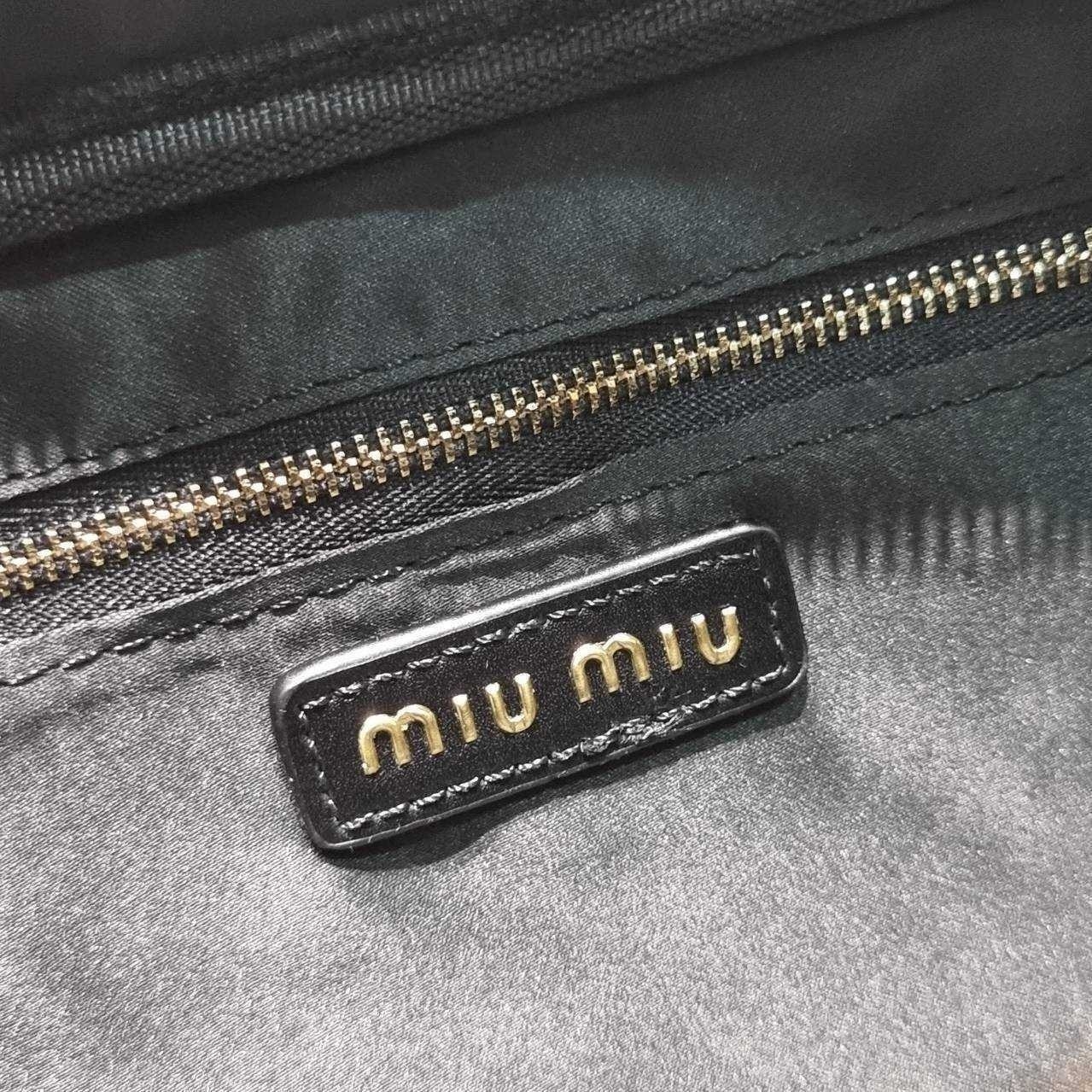 MIU MIU ARCADIE LEATHER BAG M, Geniş 27cm กระเป๋าถือ/สะพายสุดชิค น่ารักๆเก๋ๆ ดีไซน์เรียบแต่มากมีอยู่จริง สวยดูแพง