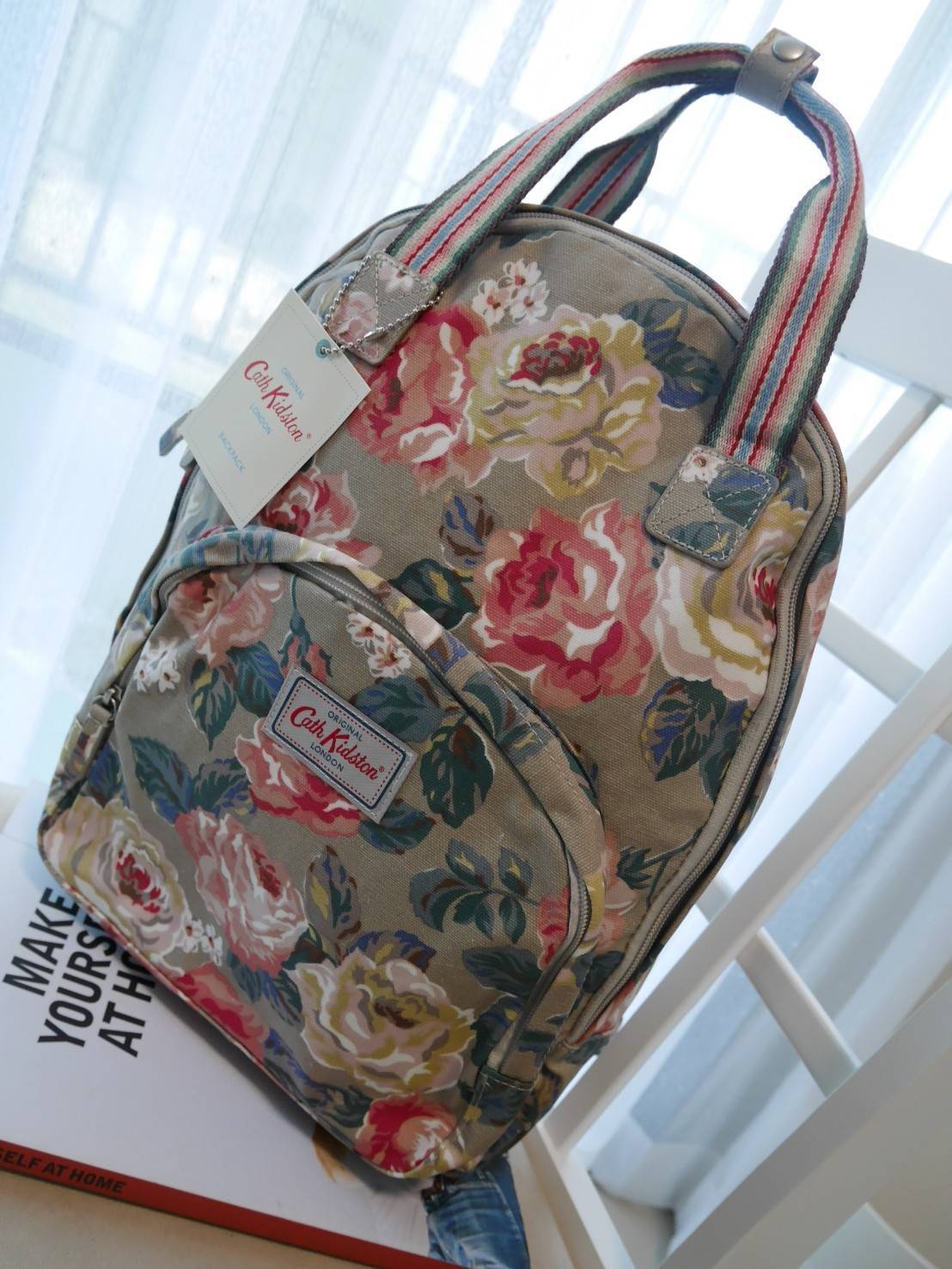 CATH KIDSTON BACKPACK BAG กระเป๋าเป้น่ารัก ตามแบบฉบับของแบรนด์นี้เลยค่า โดดเด่นด้วยหนัง PVC พิมพ์ลาย กันน้ำทั้งใบ ด้านในมีช่องซิปใหญ่ใส่ของ 2 ช่อง จุของได้เยอะ ใส่ IPAD / A4ได้สบายเลยค่ะ ด้านหน้ามีช่องซิปเล็ก 1 ช่อง ใส่ของจุกจิกหนิบได้สะดวก น้ำหนักเบา ใช้
