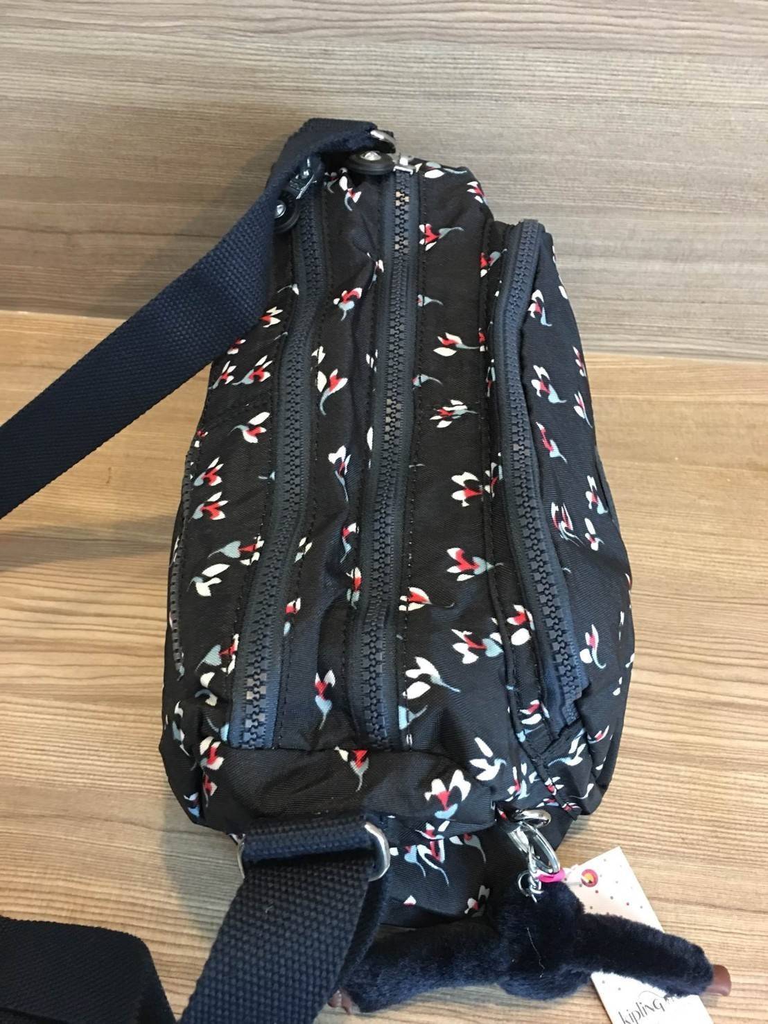 Kipling Reth กระเป๋าสะพายทรงสวย รุ่นยอดนิยม สายสะพายปรับระดับสั้น-ยาว เป็นกระเป๋าสะพายแบบ cross body ได้ค่ะ ช่องซิปเยอะ ใส่ของได้เป็นสัดส่วน จุสัมภาระได้ดีเลยค่ะ ทรงสวย สะพายน่ารักมาก ห้ามพลาดเลยค่ารุ่นนี้