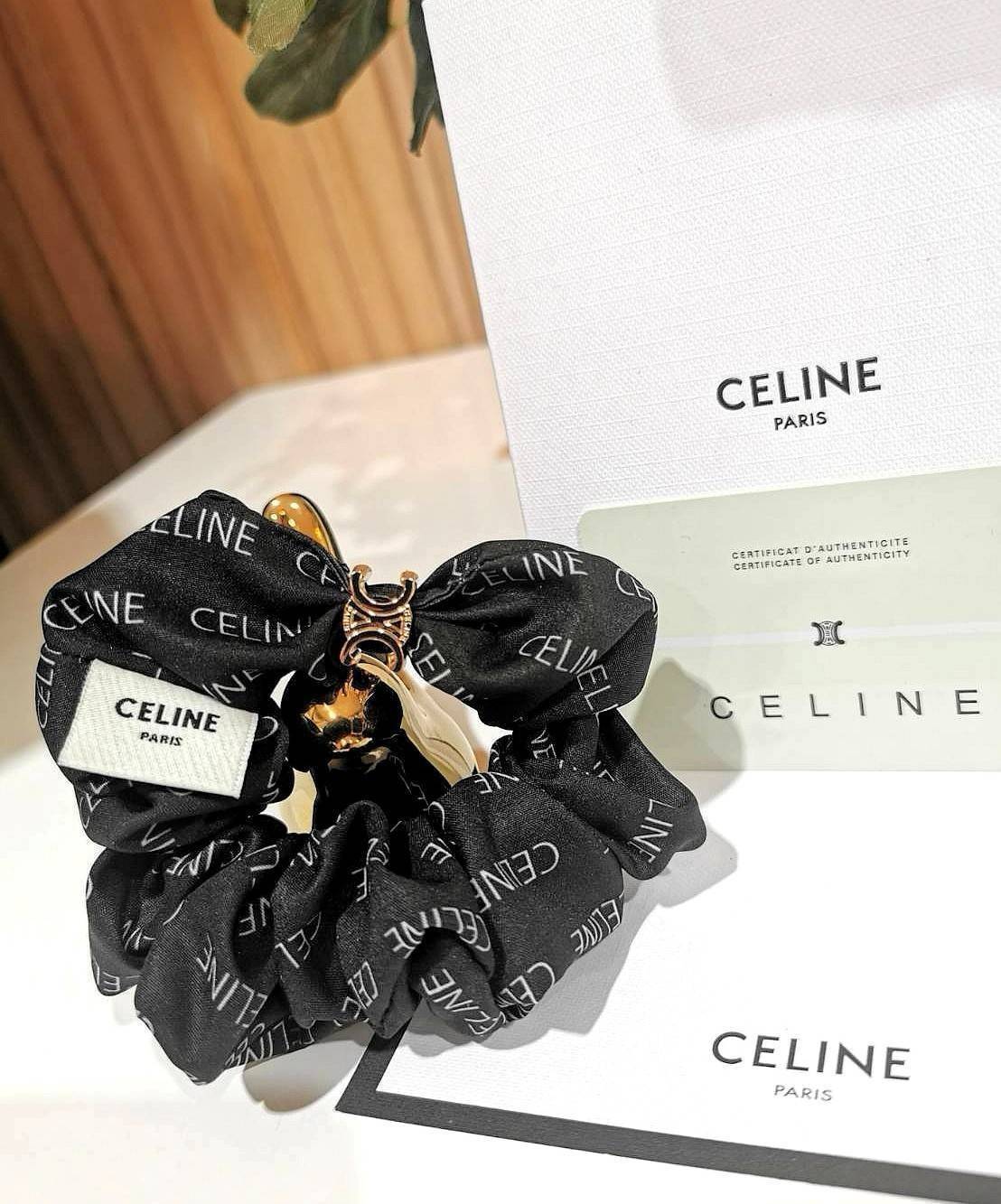 Celine Scrunchy Rayure Bracelet in Brass / CELINE BRACELET WITH TRIOMPHE GOLD AND SILK ที่รัดผมที่ไม่ใช่เพียงรัดผมแต่เป็นเครื่องประดับในสไตล์สาว LISA ที่ต้องอยู่ที่ข้อมือเท่านั้น! จนถือเป็นซิกเนเจอร์ที่โดดเด่นจนแฟนๆทั่วโลกต้องจดจำ วัสดุทอจากไหมทั้งเส้นลาย