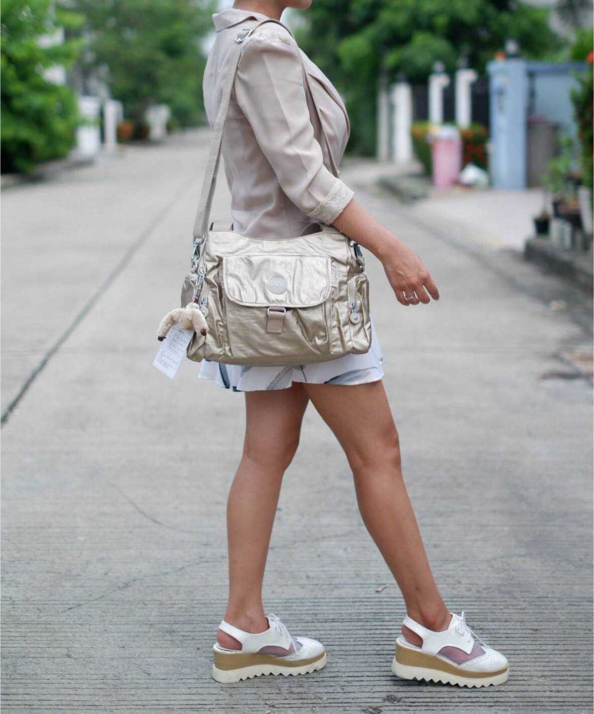 KIpling Felix Large Handbag Bag กระเป๋าถือหรือสะพายสไตล์ลำลองวัสดุ Nylon + Polyester 100% น้ำหนักเบามีหูหิ้วเเละสายสะพายยาวเลื่อนปรับระดับได้ถอดได้ เปิดปิดด้วยซิปสะดวกใช้ โลโก้เเบรนด์ มีช่องแบ่งถึง3ช่องเเยกเป็นสัดส่วน ด้านหน้าและด้านหลังมีช่องใส่ของเปิดปิ