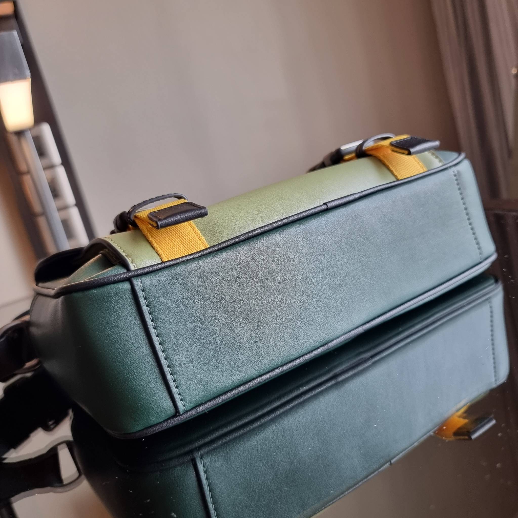 COACH TRACK CROSSBODY IN COLORBLOCK WITH COACH PATCH C6657 C8128 หล่อบอกต่ออีกหนึ่ง กระเป๋าสะพายทรงแมสเซ็นเจอร์ รุ่นเอาใจหนุ่มๆ ที่สาวๆก็อยากใช้!! ด้วยดีไซน์สีคัลเลอร์บล็อคที่โดดเด่น ทำให้ดูน่าใช้งาน วัสดุหนังแท้ สวยคมซ่อนหรู ฝากระเป๋ามีตัวล็อคแน่นหนา เปิ