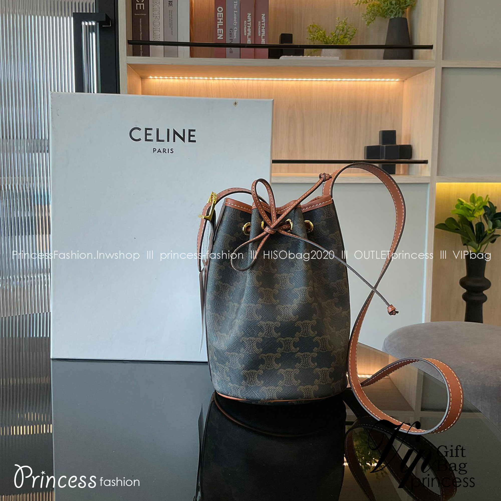 CELINE SMALL DRAWSTRING BAG IN TRIOMPHE ในรุ่นนี้ได้รับคำชื่นชมจากแฟชั่นกูรูทั้งหลาย เนื่องจากมีรูปทรงที่สุดแสนจะเรียบง่าย มีช่องใส่ของที่กว้าง ตัวกระเป๋าเป็นแบบหูรูด ช่วยให้เปิด-ปิดง่าย สะดวกต่อการใช้งาน