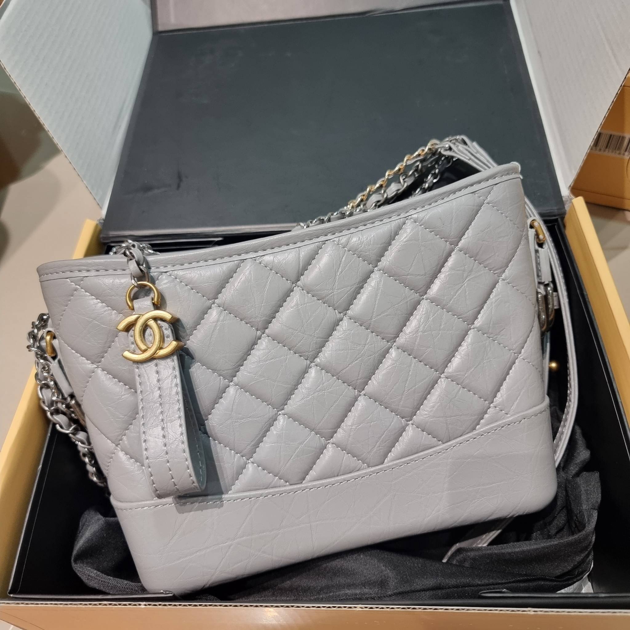 CHANEL Gabrielle Bag Medium สวยคลาสสิค No.1 ต้องยกให้ไอเท็มนี้เท่านั้น กับกระเป๋าสะพายซิกเนเจอร์ ดีไซน์ไม่เหมือนใคร เป็นเอกลักษณ์