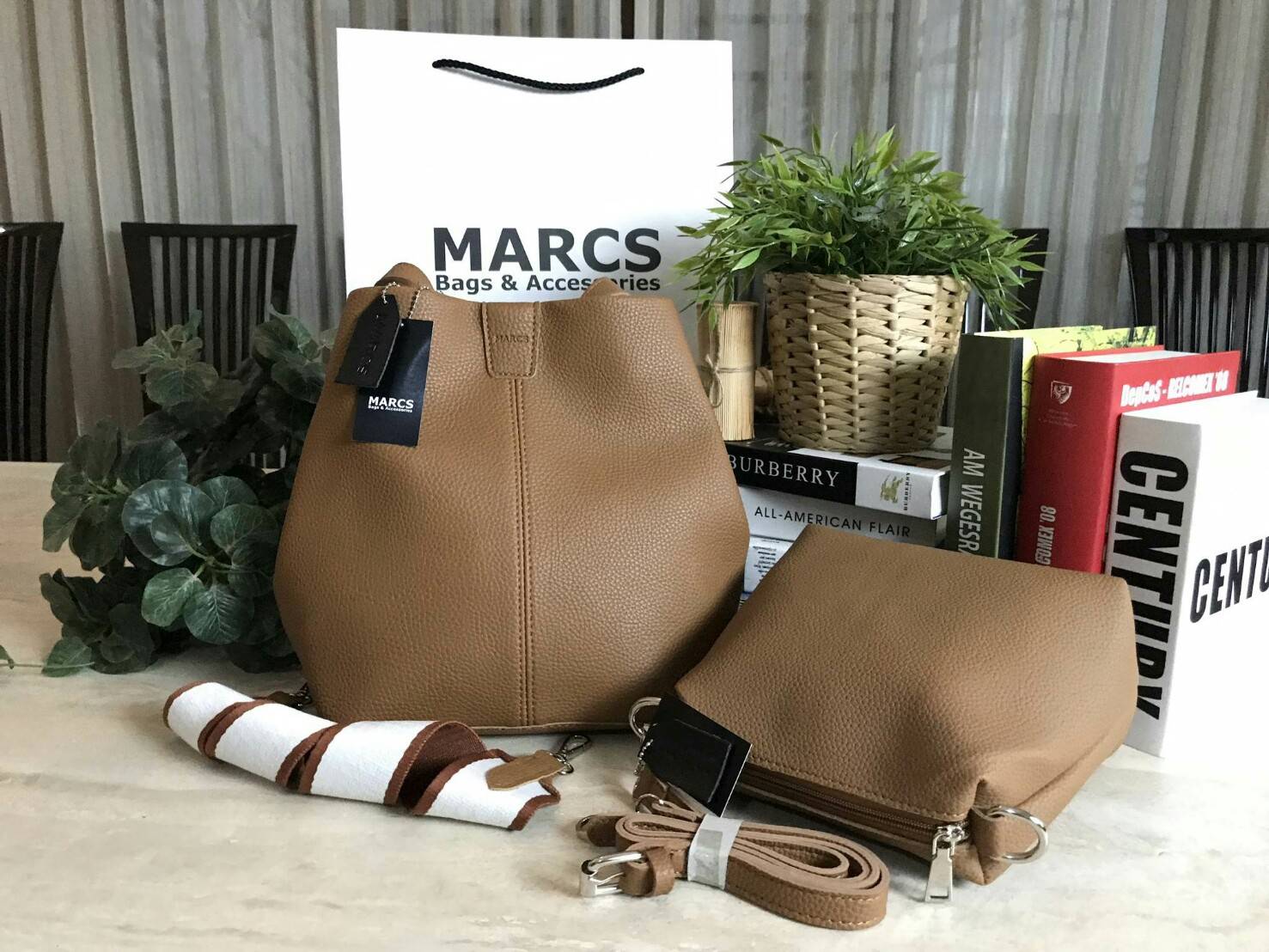 MARCS 2WAYS SHOULDER BAG 2018 New arrival กระเป๋าถือหรือสะพาย 2 in 1 รุ่นใหม่ล่าสุด ดีไซน์สไตล์ Hermes สุดคลาสสิค ซื้อ 1 ได้ถึง 2 ใบ ทั้งใบใหญ่ & ใบเล็กเข้าชุดกัน พร้อมสายสะพาย 2 แบบ 2 สไตล์สลับใช้ได้ไม่จำเจ วัสดุหนังแกะสังเคราะห์นิ่มสวย ขนาดกำลังดี ใบใหญ