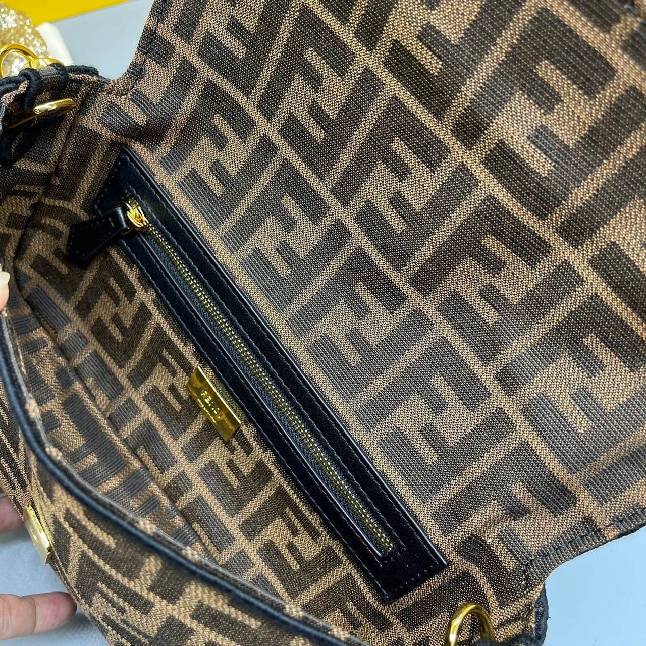 MEDIUM || FENDI VINTAGE BAGUETTE SHOULDER BAG 2size ORI Grade ใช้งานต่างประเทศได้ กระเป๋าสะพายทอลายโมโนแกรม อะไหล่ทองหรูหรา มี 2 ขนาด ทนทาน มาพร้อมสาย 2 แบบ สำหรับคล้องแขน และสายครอสบอดี้ เปิด-ปิดด้วยกระดุมแม่เหล็ก ภายในเป็นช่องโล่ง ใส่โทรศัพท์ พร้อมเสิร์