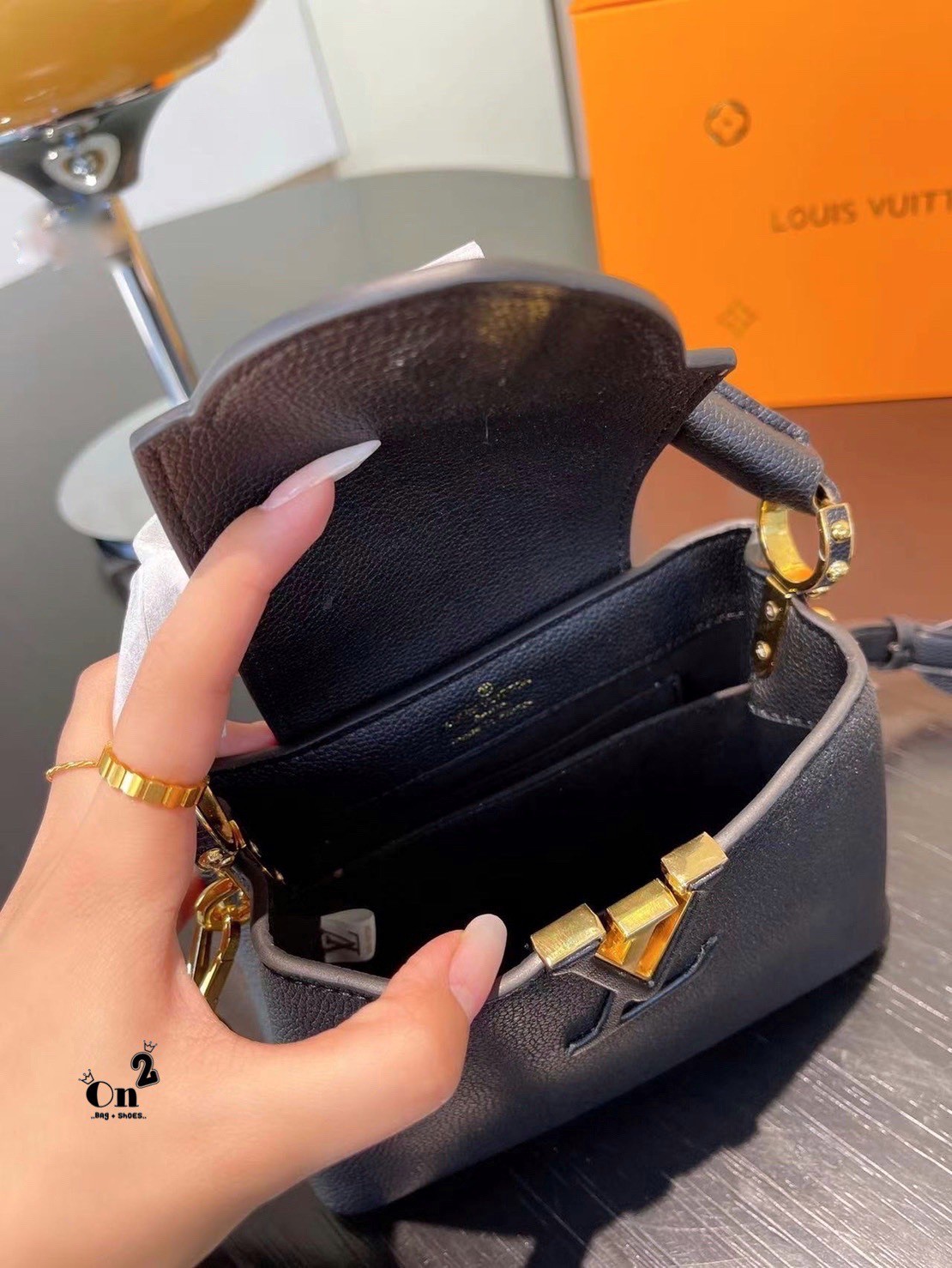 LV capucines top handle กระเป๋าถือสุดหรู ดีไซน์ทรงคลาสสิค อะไหล่สีทองปั้มทุกจุด มาพร้อมสายสะพายยาวงานจริงสวยทุกมุมเป๊ะปังมากค่ะ งานมาพร้อมหูจับในตัว ที่สุดของความสวยในราคาเบาๆ ด้วยรูปทรงวินเทจและวัสดุหนังลูกวัวสังเคราะห์ สัมผัสดี ขับผิว ทำให้ไอเท็มนี้สะกด