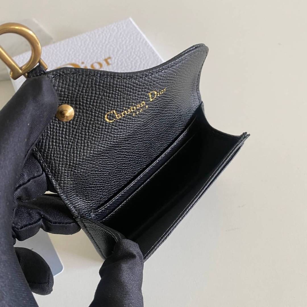 DIOR Wallet calfskin / DIOR SADDLE FLAP CARD HOLDER งานหนังแท้ กระเป๋าใส่เหรียญใส่การ์ดอะไหล่ทอง มาพร้อม กล่อง ถุงผ้า ถุงกระดาษ พร้อมส่งที่ไทย ภาพสินค้าถ่ายจากงานขายจริง ใช้งานต่างประเทศได้