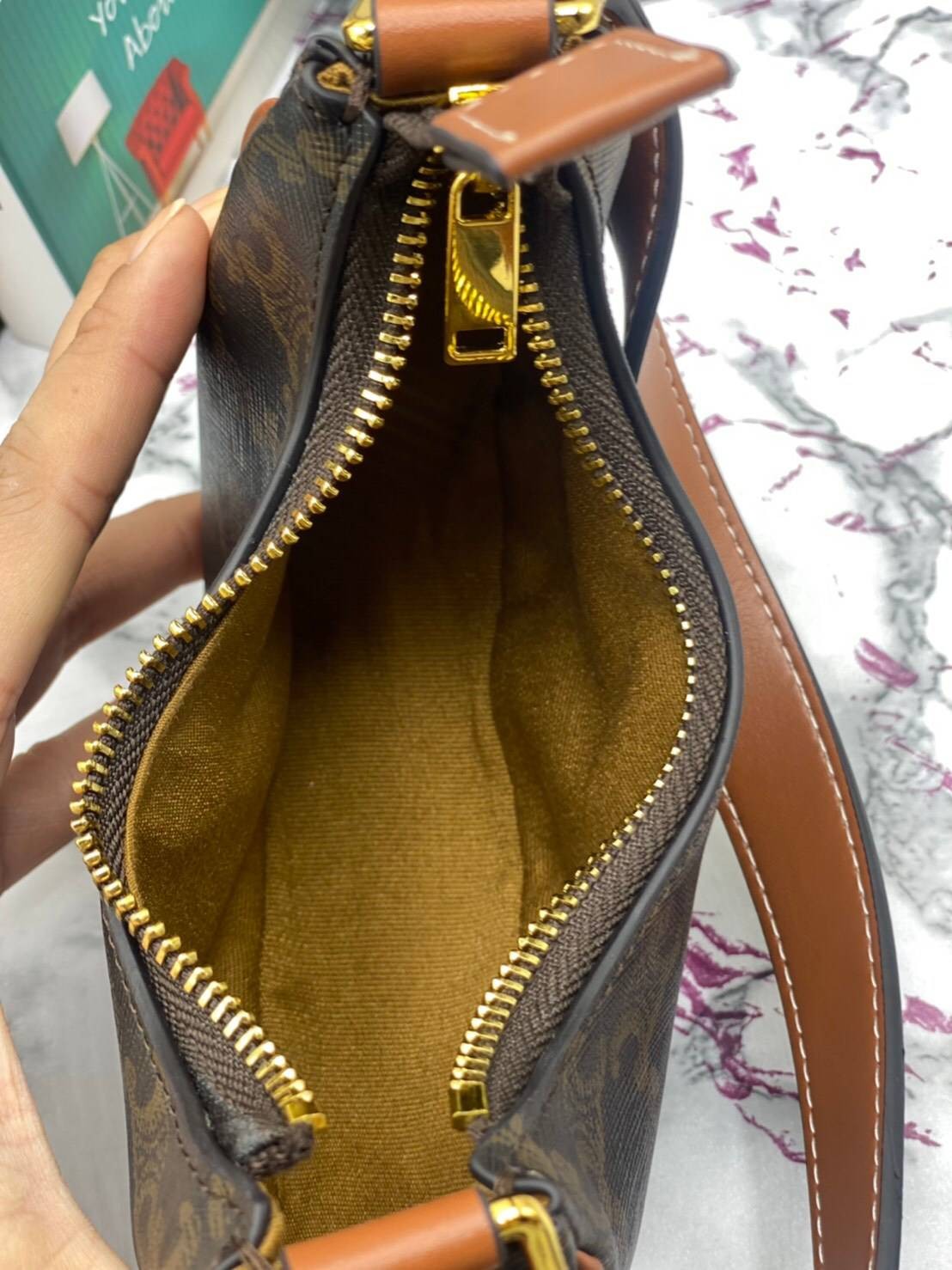 VIP 】หนังแท้ CELINE MINI AVA IN TRIOMPHE CANVAS AND CALFSKIN TAN กระเป๋าถือ/คล้องไหล่ ขนาดมินิน่ารัก สาวๆสายคิ้วตี้ไม่ควรพลาดเลยค่าา น่ารักมากกๆๆ แต่ยังคงเรียบหรูและคลาสสิก ทั้งลายที่แสนโดดเด่น และสายแบบเข็มขัดก็เข้ากันได้ดีสุด ๆ ไม่มีโลโก้ใด ๆ ประทับอยู่