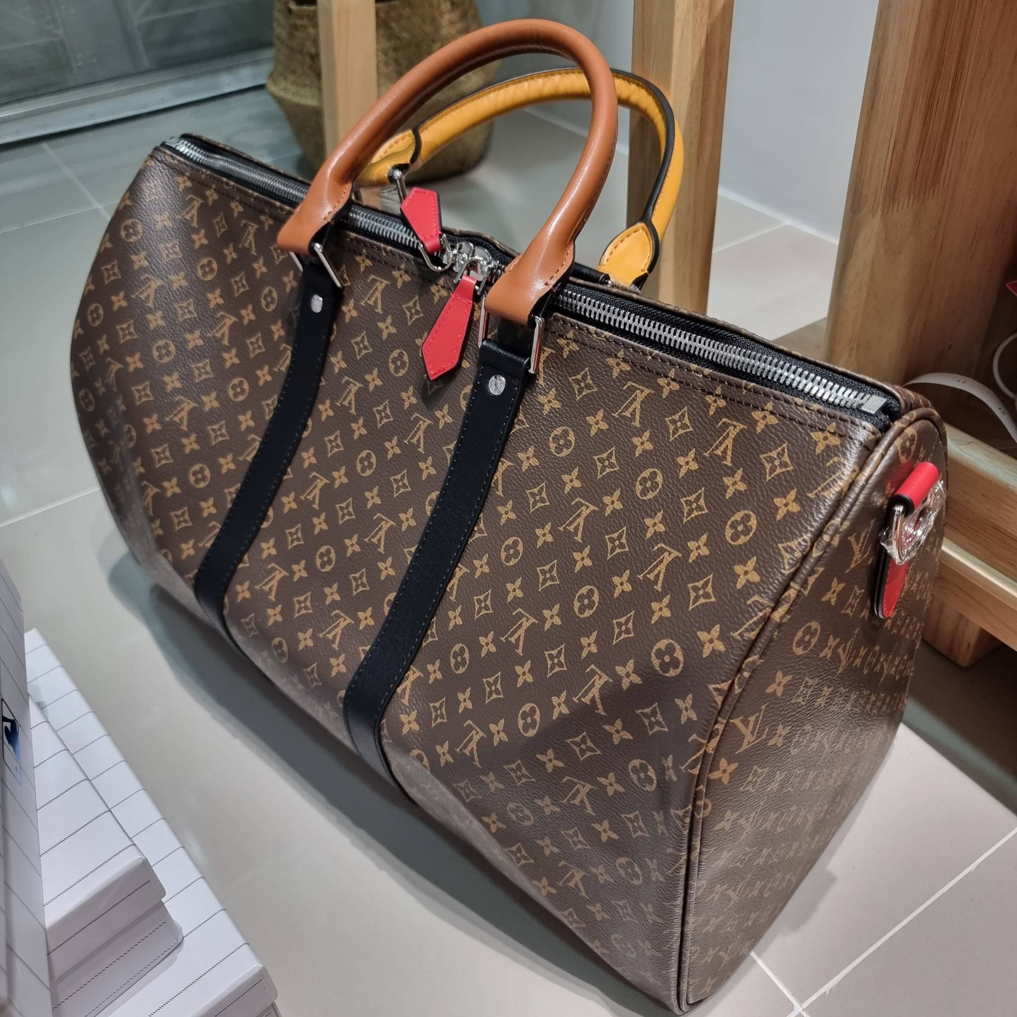 LV KEEPALL BANDOULIERE กระเป๋าเดินทางสุดชิค ที่ทำให้การเดินทางไม่ธรรมดาอีกต่อไป ด้วยลูกเล่น patch แท็กห้อย และใบลูก ที่จัดมาให้ได้เก๋ๆ ไม่ซ้ำใคร วัสดุหนังแคนวาสคุณภาพดี ดีไซน์ลวดลายโมโนแกรมเอกลักษณ์ ซิปมีตัวล็อคไว้ให้แน่นหนา มีสายสะพายครอสให้ ภายในโล่งกว้