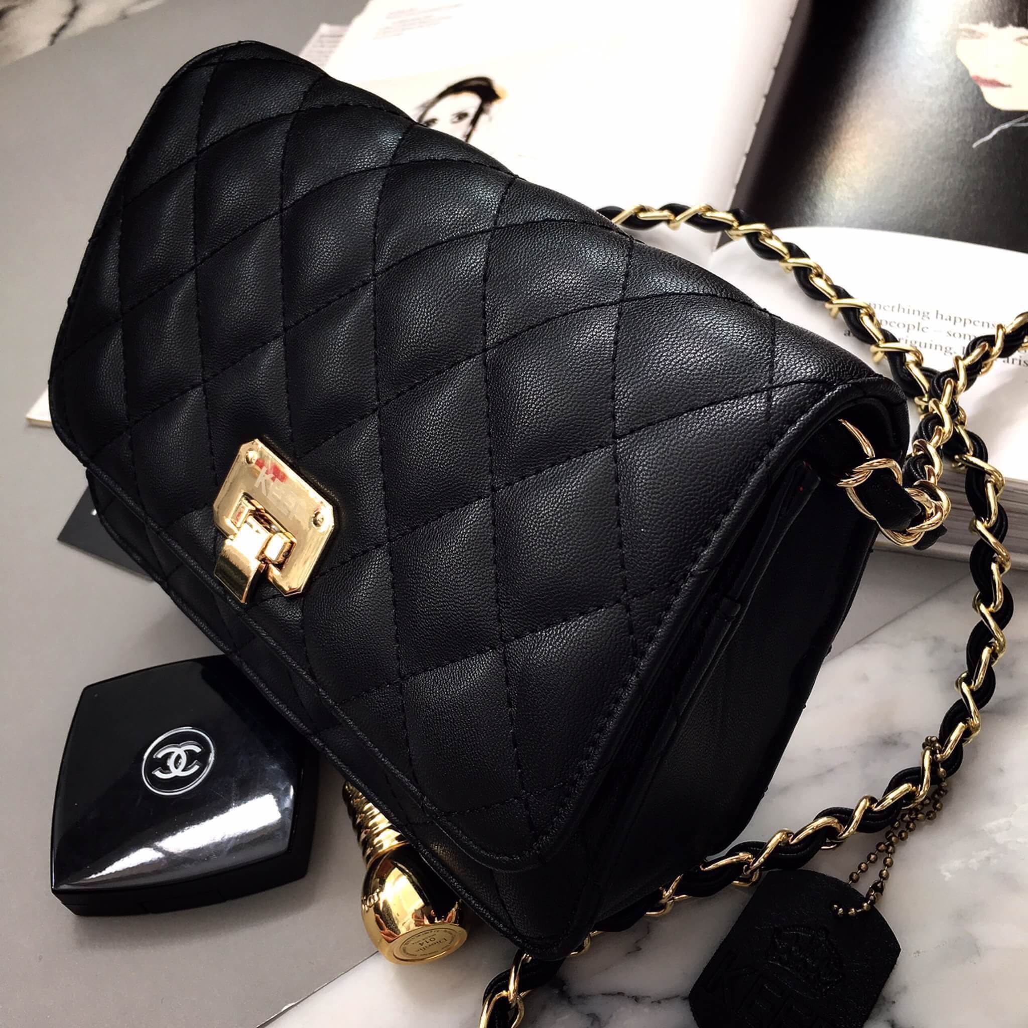 New arrival! จากแบรนด์ KEEP รุ่น Keep spell chain bag (( mini - classic size )) ตัวกระเป๋าหนังแกะสังเคราะห์ ลายหนังสวยมากๆคะ นิ่ม-ตึง สุดๆ รุ่นนี้ จะมี 2 ขนาด คือ mini และ classic ไซด์