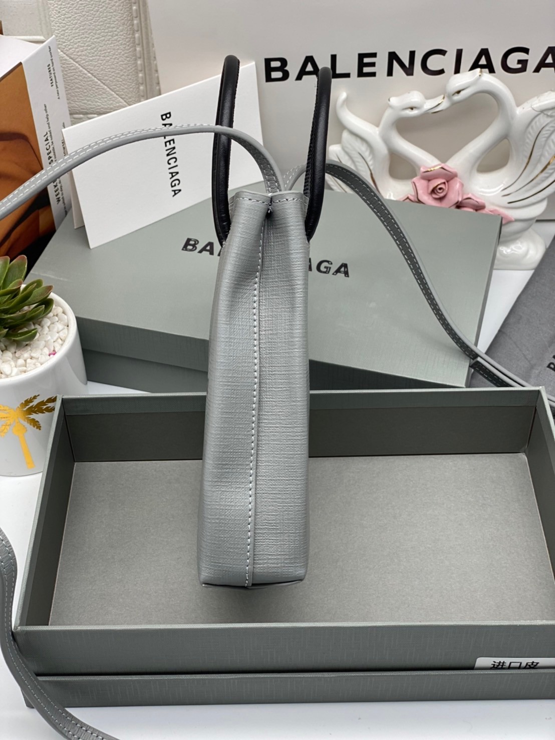 หนังแท้ BALENCIAGA Shopping Phone Pouch leather tote พกกระเป๋าช้อปปิ้งขนาดมินิ ไปทุกที่ในฤดูกาลนี้ ดีไซน์ที่ใช้ได้ทุกวันตั้งแต่หนังแบบมีเท็กซ์เจอร์ ภาพสินค้าถ่ายจากงานขายจริง ใช้งานต่างประเทศได้