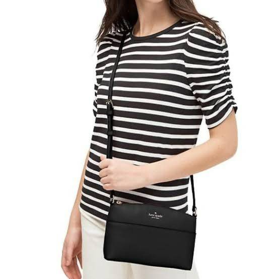 ของแท้ 💯% Kate spade กระเป๋าcrossbodyทรงพัด หนังอยู่ทรง ด้านหน้ามีช่องเอนกประสงค์1ช่องประดับด้วยป้ายโลโก้แบรนด์ตัวหนังสือสีทอง