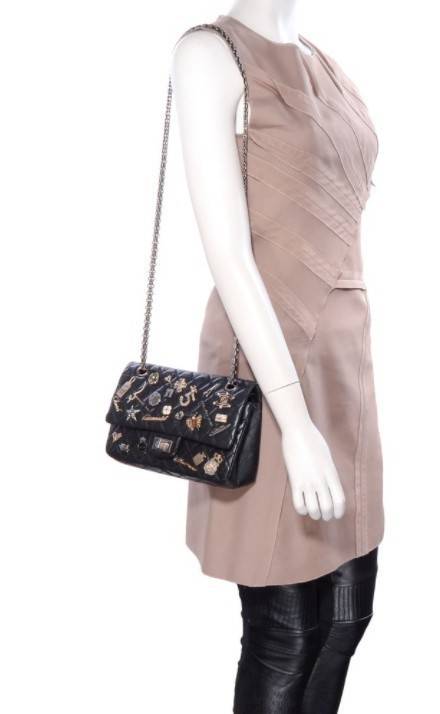 CHANEL ! Chanel Black Quilted Leather Limited Edition Lucky Charm Reissue Classic Bag กระเป๋าทรงคลาสสิคมาใหม่จาก Chanel วัสดุหนังแกะนิ่มกึ่งสังเคราะห์ ดีไซต์เป็นเอกลักษณ์ที่น่าจดจำ ด้านหน้าตกแต่งด้วยรูปสัตว์สิ่งของนำโชค อะไหล่ทอง มาพร้อมสายสะพายโซ่ทักทอเป