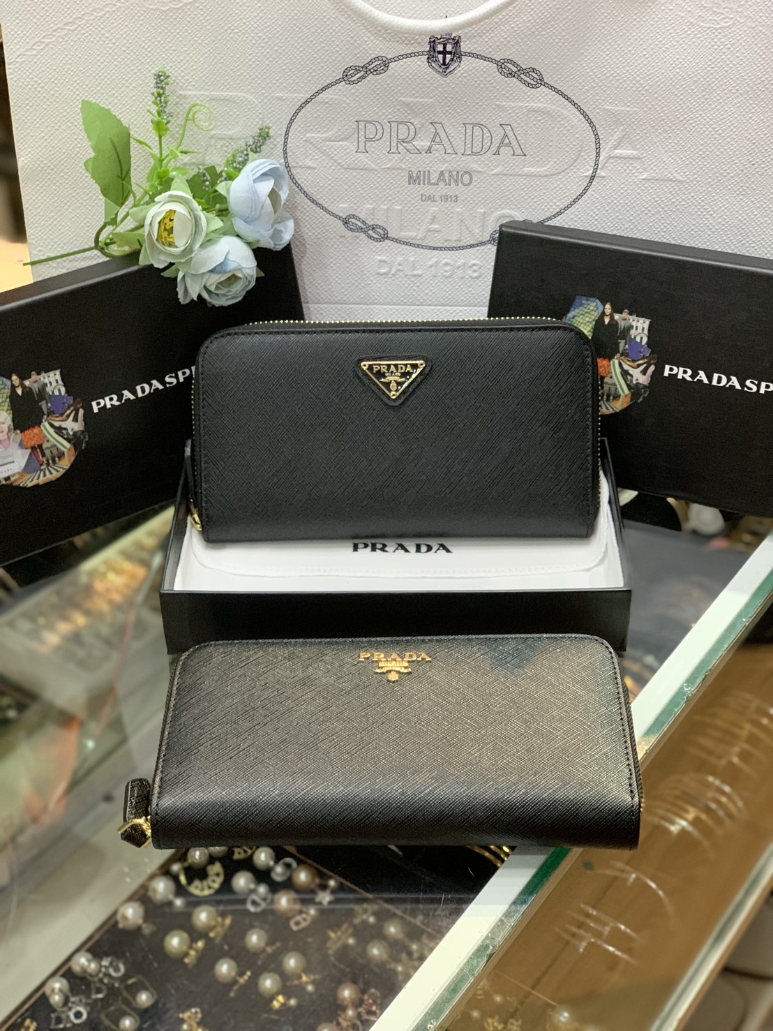 ORI หนังแท้ | Prada Long Zip Around Wallet / Prada Black Large Saffiano Leather Wallet กระเป๋าสตางค์ปราด้าใบยาวซิปรอบ เรียบหรู หนัง Saffiano มีฟังก์ชันและสไตล์ให้เลือกด้วยช่องใส่บัตรหลายช่อง