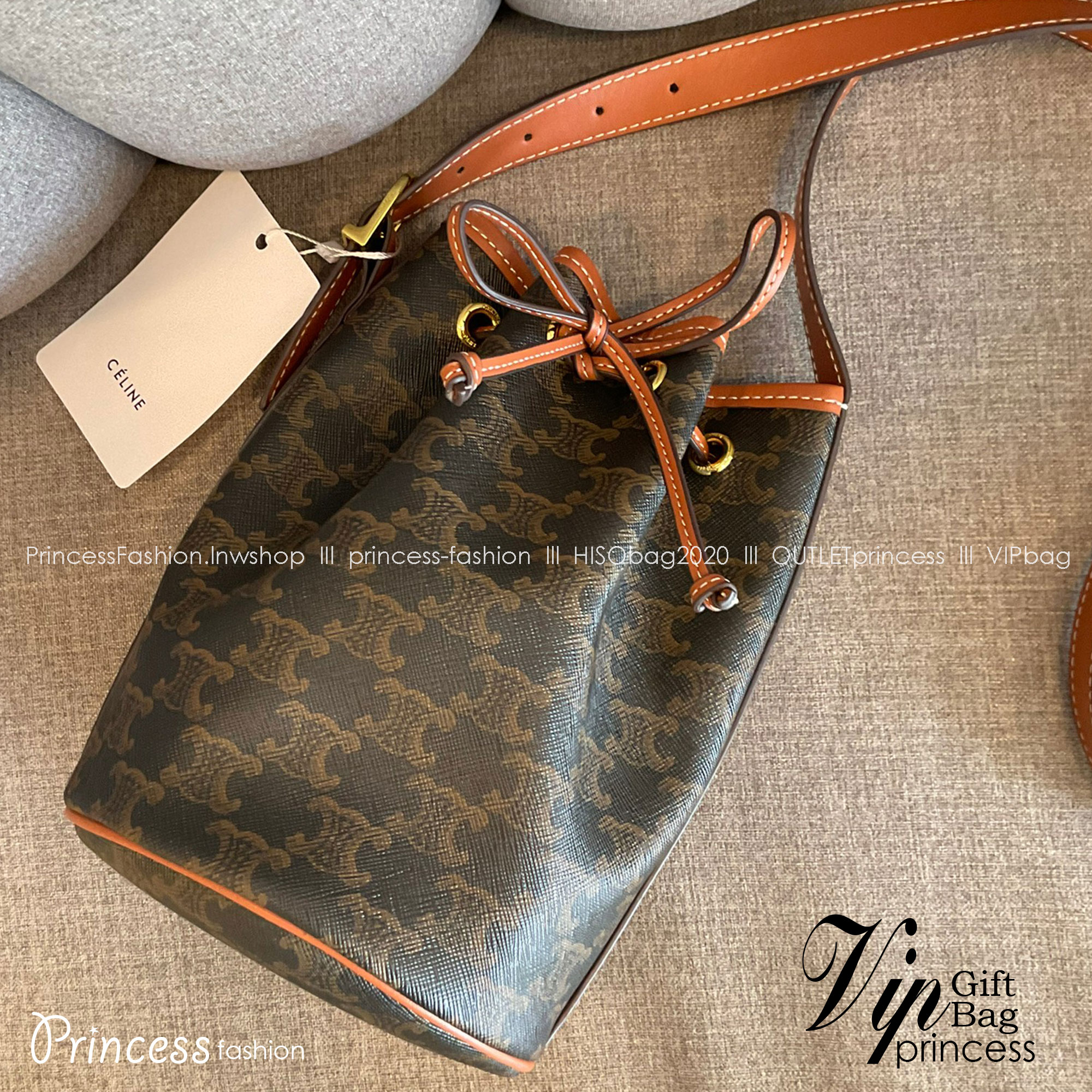 CELINE SMALL DRAWSTRING BAG IN TRIOMPHE ในรุ่นนี้ได้รับคำชื่นชมจากแฟชั่นกูรูทั้งหลาย เนื่องจากมีรูปทรงที่สุดแสนจะเรียบง่าย มีช่องใส่ของที่กว้าง ตัวกระเป๋าเป็นแบบหูรูด ช่วยให้เปิด-ปิดง่าย สะดวกต่อการใช้งาน