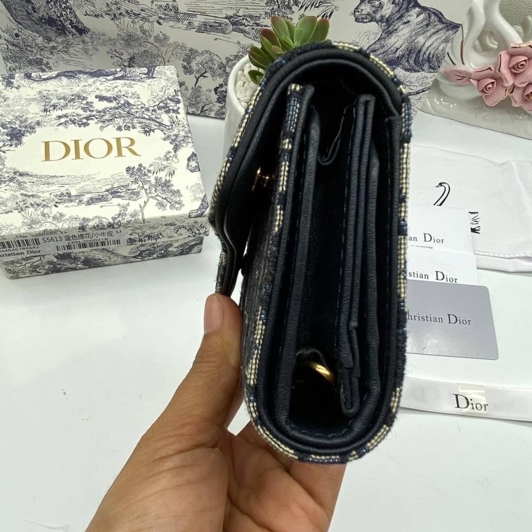 ORI 🥂 DIOR Wallet Saddle Lotus / Dior tri-fold wallet เกรดออริจินอล กระเป๋าสตางค์ 3 พับ วัสดุหนังแท้ และผ้า Jacquard อย่างดี ทอสวยงามที่สุด มีช่องใส่เหรียญมีซิปปิด ใส่การ์ด ใส่ธนบัตรได้ ครบเลยค่ะ ผสมผสานความสง่างามและคลาสสิกที่เข้ากับยุคสมัย ด้านห