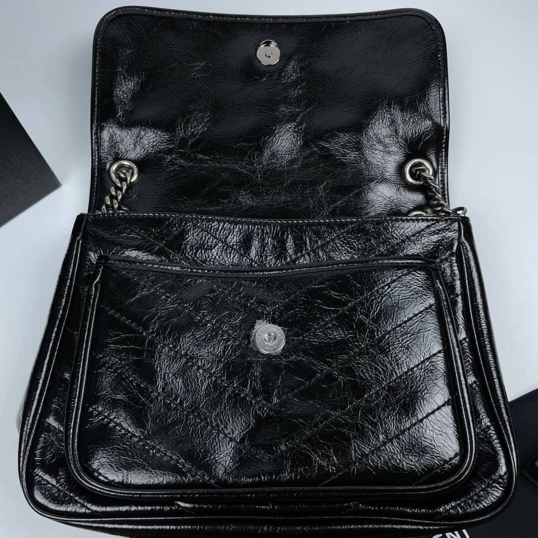 Saint Laurent Niki shoulder bag กระเป๋าสะพายรุ่นโดดเด่นด้วยโครงสร้างทำจากหนังวัว หนังมันเงา นิ่ม งานสวยมากๆ ค่ะ ด้านหน้าประดับโลโก้แบรนด์ และมีช่องสำหรับเก็บของที่หยิบใช้บ่อย ตอบโจทย์การใช้ชีวิตระหว่างวันได้ดีมากๆ สายสพายดีไซน์ได้หลายรูปแบบ แมทกับการแต่งต