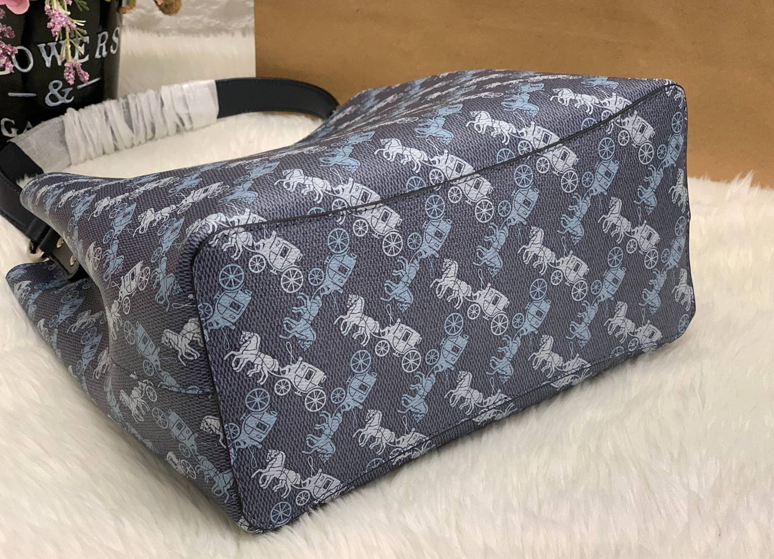 COACH TOWN BUCKET BAG WITH HORSE AND CARRIAGE PRINT ((2081-236)) 🔺กลับมาแล้ว ตามคำเรียกร้องค่ะ! กระเป๋าคล้องไหล่//สะพายข้างได้ วัสดุ pvc อย่างดี หนังนิ่มป่องพองตัวสวยงาม ลายรถม้าทั้งใบค่ะ ภายในกระเป๋าแบ่งเป็น2ช่องหลัก เปิดปิดแบบกระดุมแม่เหล็ก ภายใ