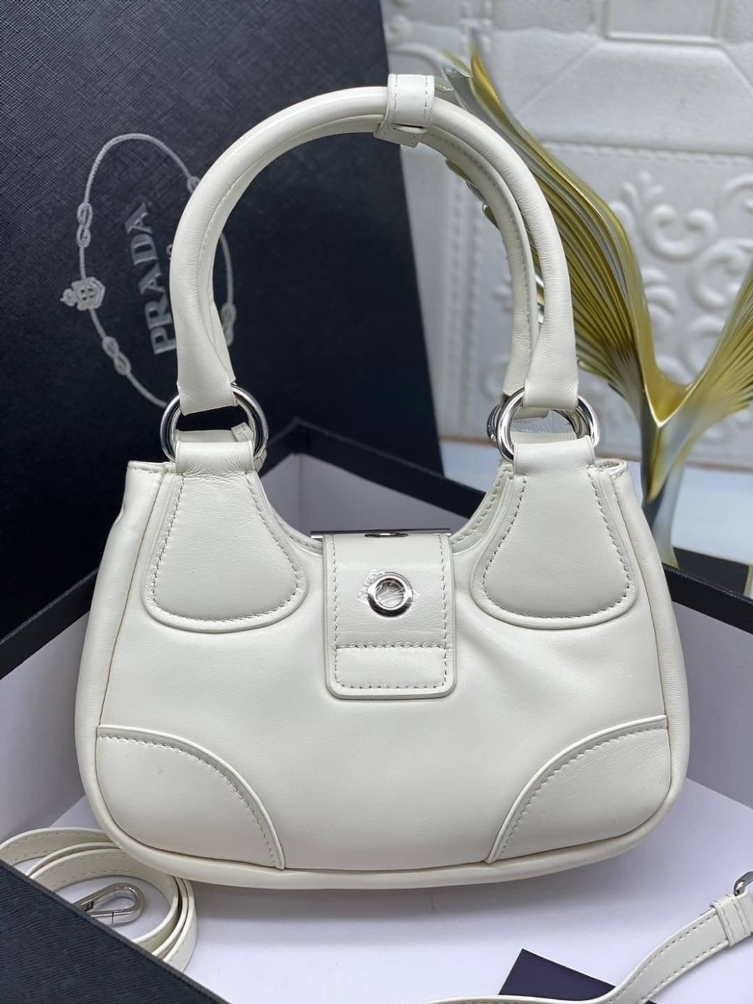 Prada Moon padded nappa-leather bag / PRADA LEATHER HANDBAG พร้อมส่งที่ไทย กระเป๋าสะพาย คอลที่ใครๆ เห็นก็ต้องรัก ขนาดกำลังน่ารัก ดีไซน์สวยดูแพง ด้วยวัสดุที่มีคุณภาพหนัง nappa สัมผัสดีงาม
