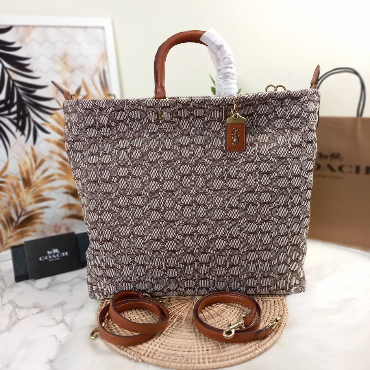 คอลเลคชั่นนี้ เด็ดมากๆ🌺😎//>>COACH ROGUE TOTE IN SIGNATURE TEXTILE JACQUARD(COACH C6161)🍁กระเป๋าทรงTOTE ใบใหญ่ จุของได้สะใจสุดๆ จะถือ หรือสะพายได้ตามดีไซน์การใช้งาน มีสายสะพายยาวให้ 2 เส้น แบบสะพายคู่//วัสดุ JACQUARD ตัดขอบหน้