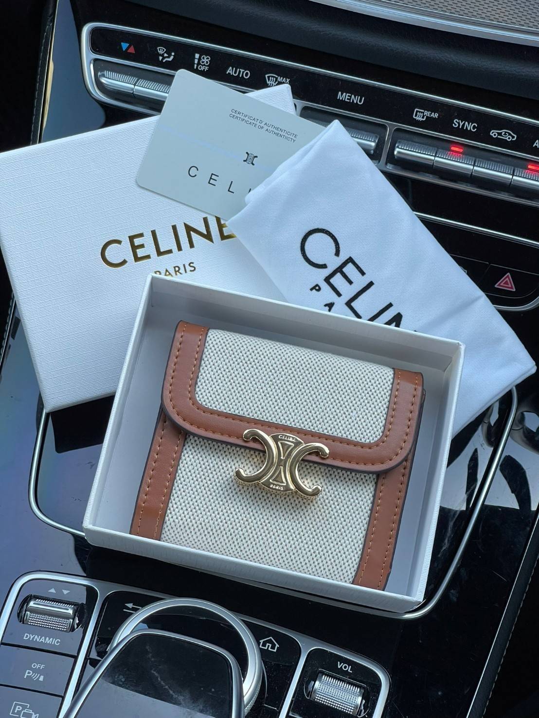 CELINE SMALL TRIOMPHE WALLET IN TRIOMPHE CANVAS กระเป๋าสตางค์ผู้หญิงทรงสั้นดีไซน์สวยงามหรูหรา ออกแบบให้เป็นทรงพับ เปิด-ปิดด้วยกระดุมที่สามารถปรับขยายขนาดกระเป๋าได้เมื่อใส่ของเยอะ ภายในแบ่งเป็น 3 พับ มีฟังก์ชั่นการใช้งานที่ครบครัน คือ ช่องใส่ธนบัตร ช่องใส่