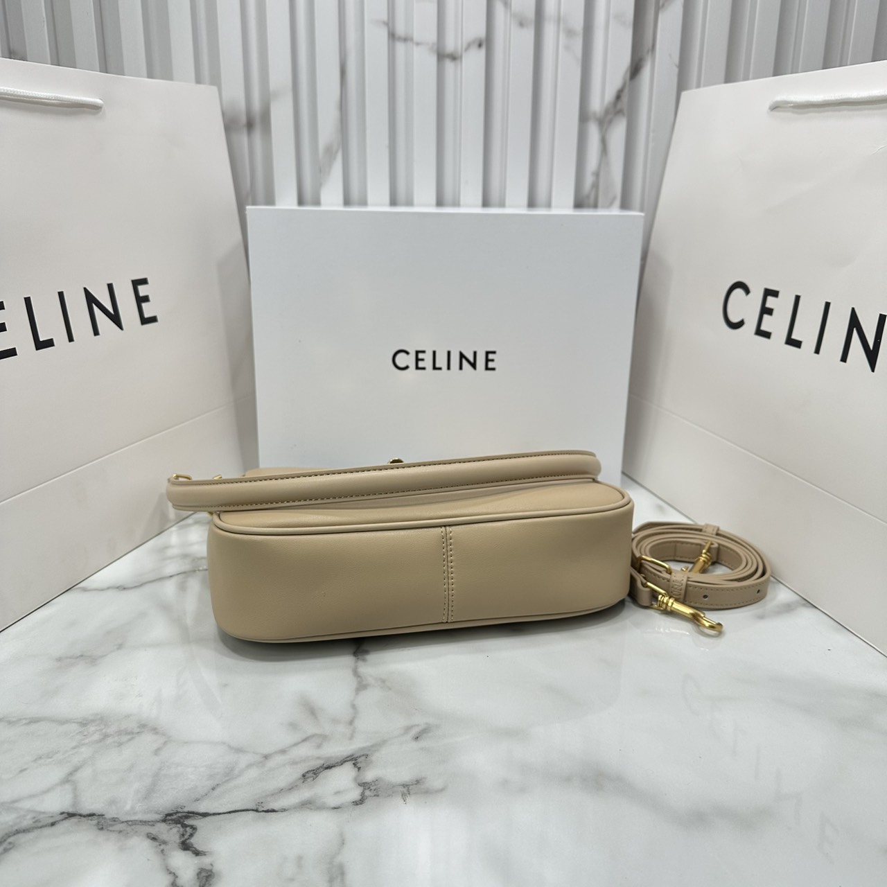 ORI หนังแท้ | CELINE SMALL CAMILLE 16 SOFT BAG IN SMOOTH LEATHER กระเป๋าสะพายรุ่นใหม่ล่าสุดของไลน์ 16 soft รูปทรงแบบโฮโบที่มาพร้อมดีไซน์ที่ใช้งานได้จริง หรูหราและโดดเด่น ฝาพับหนังกับตัวปิดแบบ Turnlock สีทองรูปทรงคล้ายอัญมณี