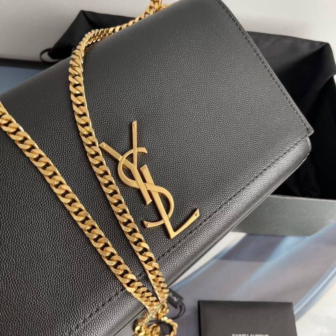 YSL kate medium chain bag in grain de poudre embossed leather 24cm กระเป๋าสะพายแบรนด์หรู รุ่นฮิตลอดกาล งานสวยดูดีมีระดับ ปั้มทุกจุด ขนาดกระทัดรัดกำลังดี มาพร้อมาสะพายโซ่ยาว เลื่อนปรับเป็น 2 แถว เพื่อสะพายเป็นสายสั้นได้ ด้านในโล่งกว้าง ใส่กระเป๋าสตางค์ใบยา