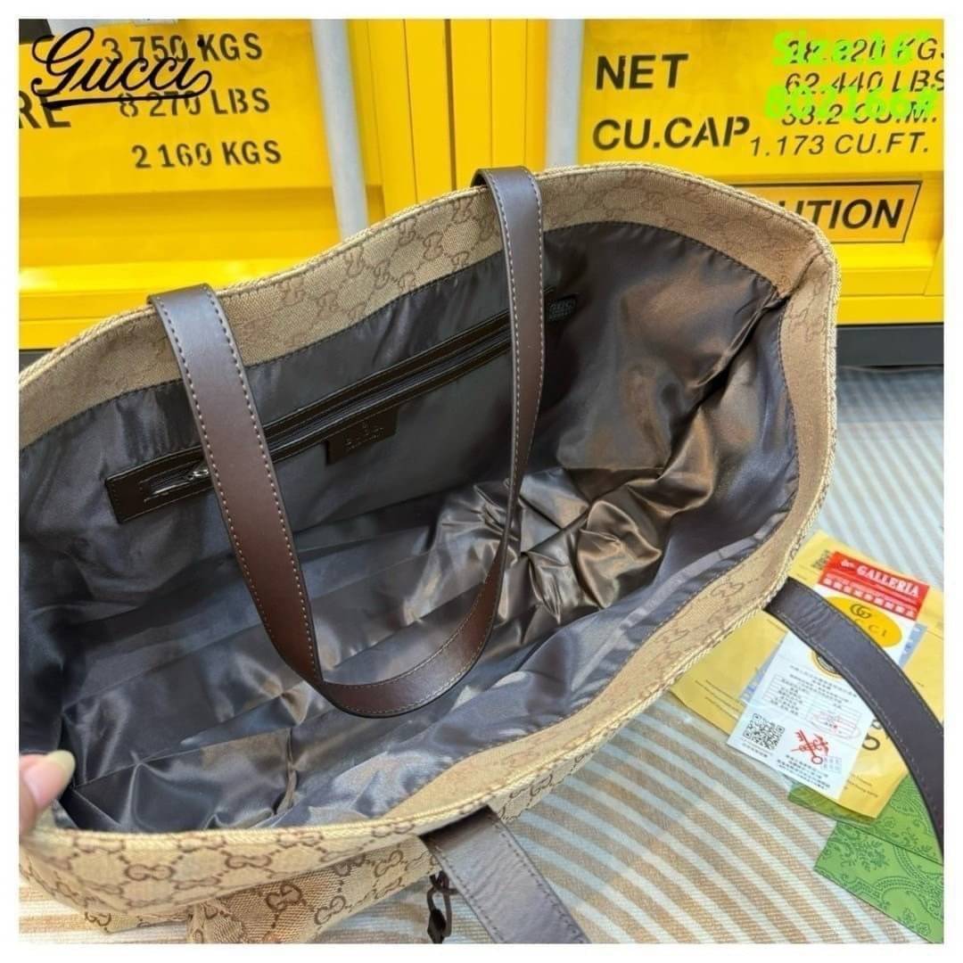 GUCCI Large GG tote bag กระเป๋าสะพายทรงโท้ทใบใหญ่จุใจ ไอเท็มซิกเนเจอร์ชคอลใหม่ ต้อนรับ Fall Winter ใช้ได้ทั้งชายหญิง ด้วยกลิ่นอายสไตล์สปอร์ต